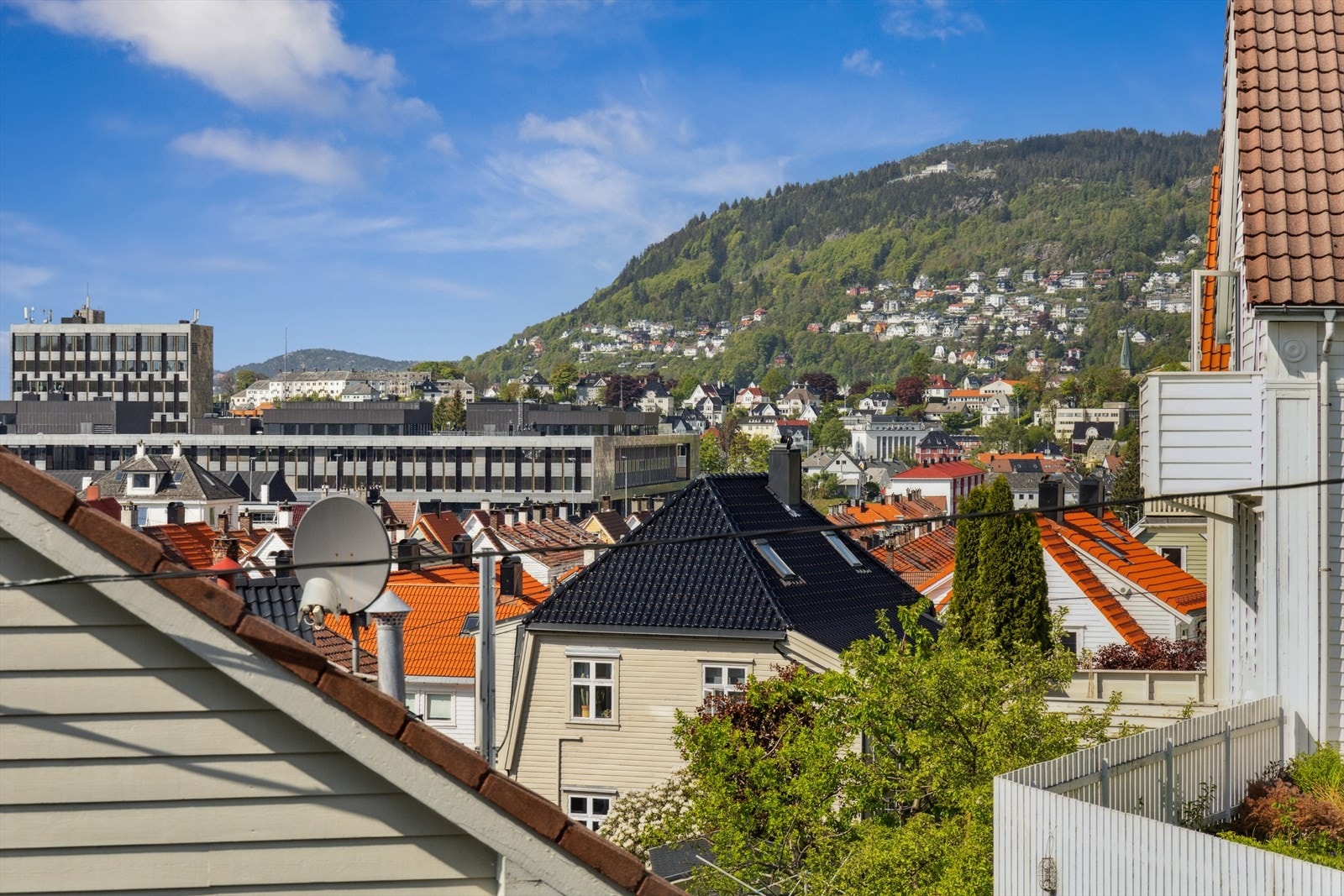 Utsikt over nabolaget og Fløyen i ene retningen Galleribilde
