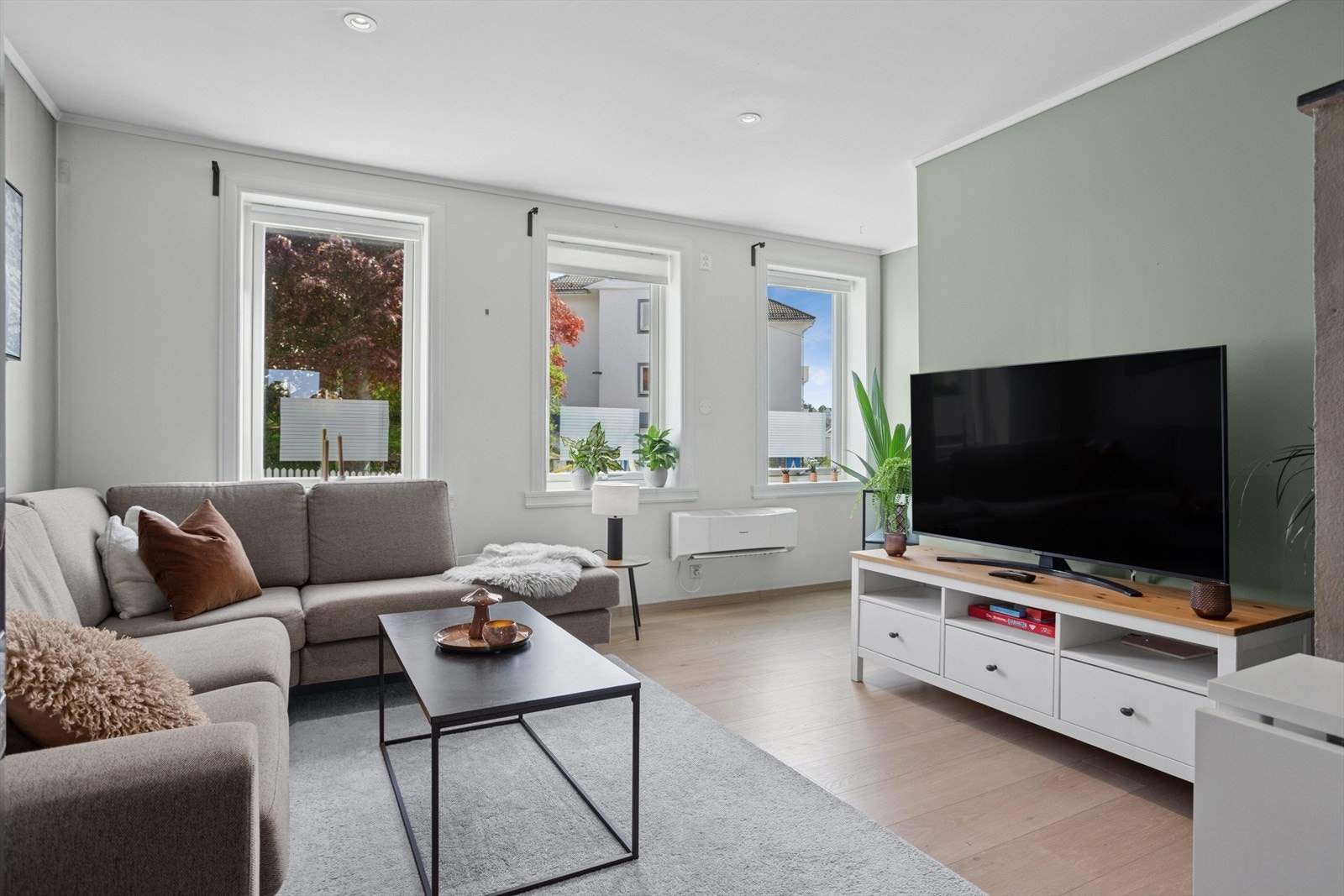 Det er flere store vindusflater som slipper inn godt med lys til rommet Galleribilde