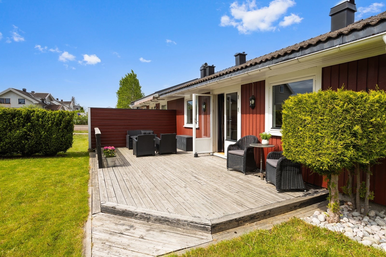 Tomten og dens plassering representerer fin anledning da huset ligger i tilbaketrukket og solrikt - sydorientert med skjermet hage og et flott terrassemiljø. Galleribilde