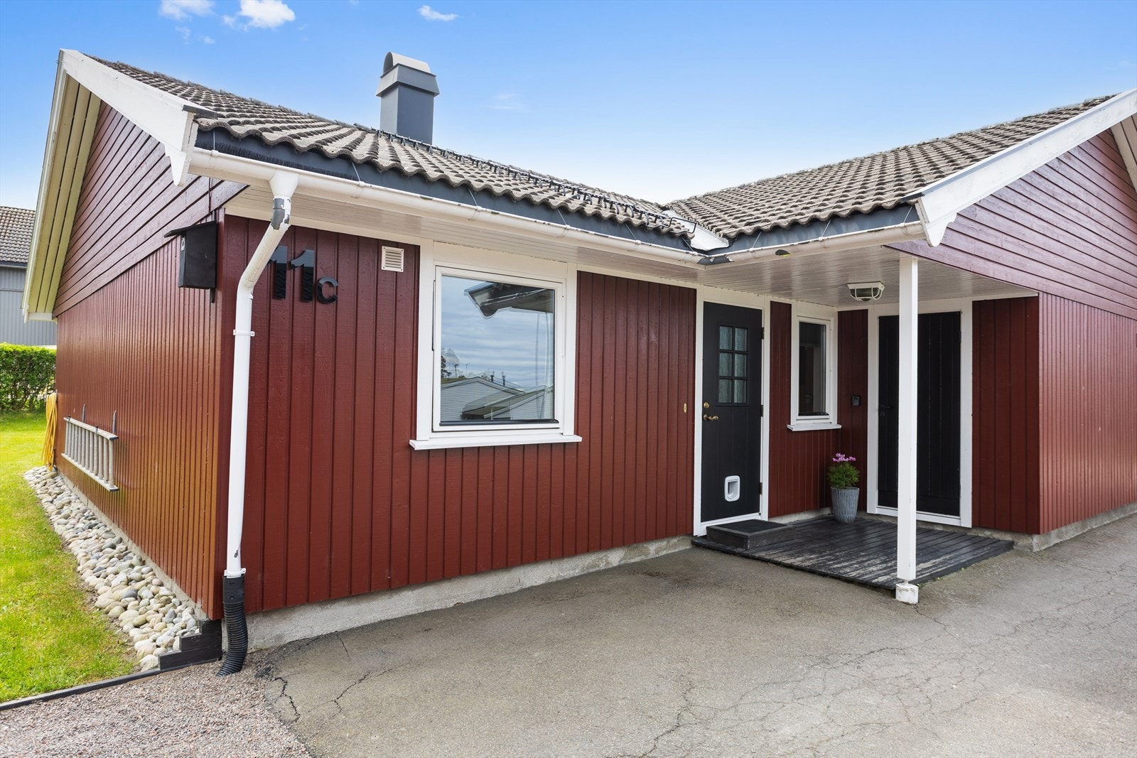 Det er biloppstillingsplass til flere kjøretøy på eiendommens gårdsplass. Galleribilde