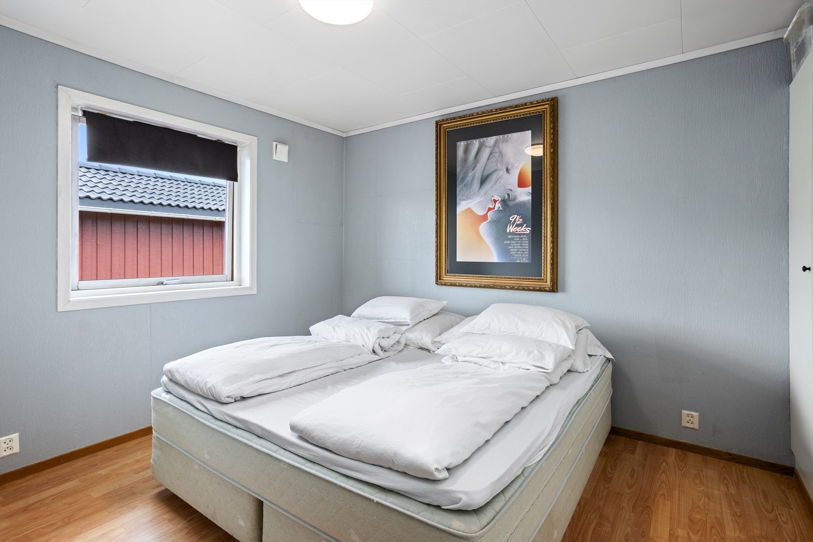 Soverommene har en usjenert plassering i forhold hovedoppholdssonen, plassert i motsatt ende av stuen og kjøkkenet. Begge soverommene har vindu mot nord, så her sover man på "svalsiden" når mørket faller på for kvelden. Galleribilde