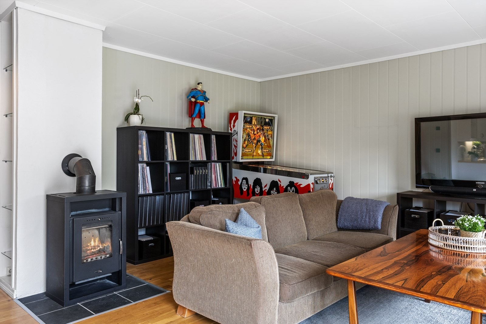 Ytterst i stuen er stuens varmeeffektive peisovn fra 2009 plassert. Peisovnen er har glassdør hvor flammebildet, som har innsyn både fra sofa-/loungesonen og fra spisestueplassen, skaper en hyggelig stemning. Galleribilde