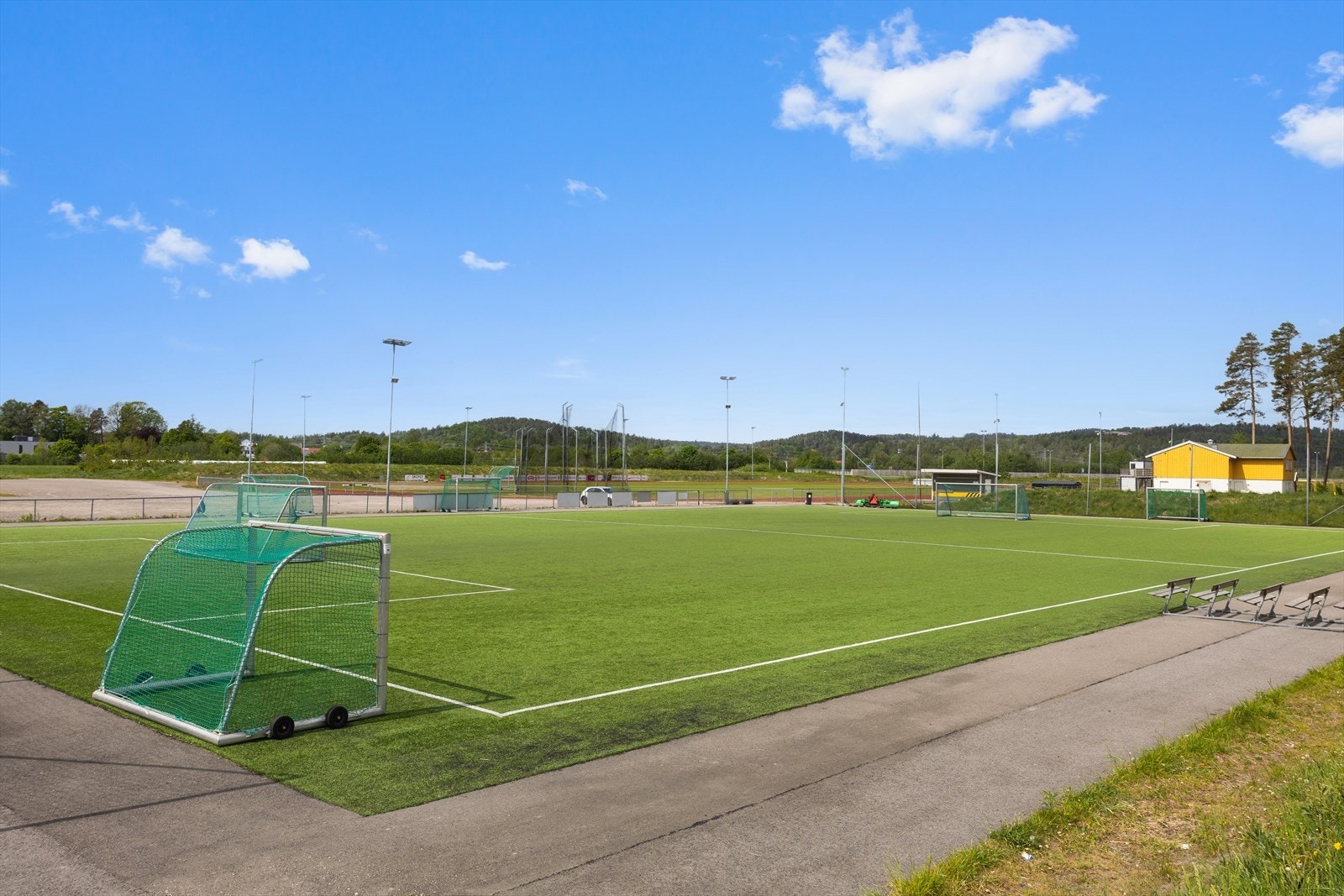 Her trener morgendagens helter- et levende idrettsmiljø på gress og grus. For den treningnglade er det 200 meter til Sem idrettspark og det er ca. 3 minutter å gå til trimsenter (Sporty 24). Galleribilde