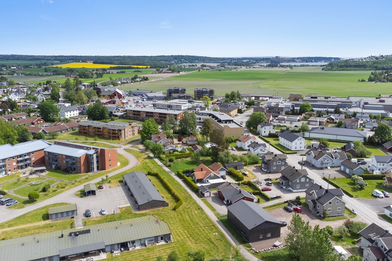 Det er 1-2 minutter å gå til en rekke forretninger, servicetilbud og fasiliteter. Galleribilde