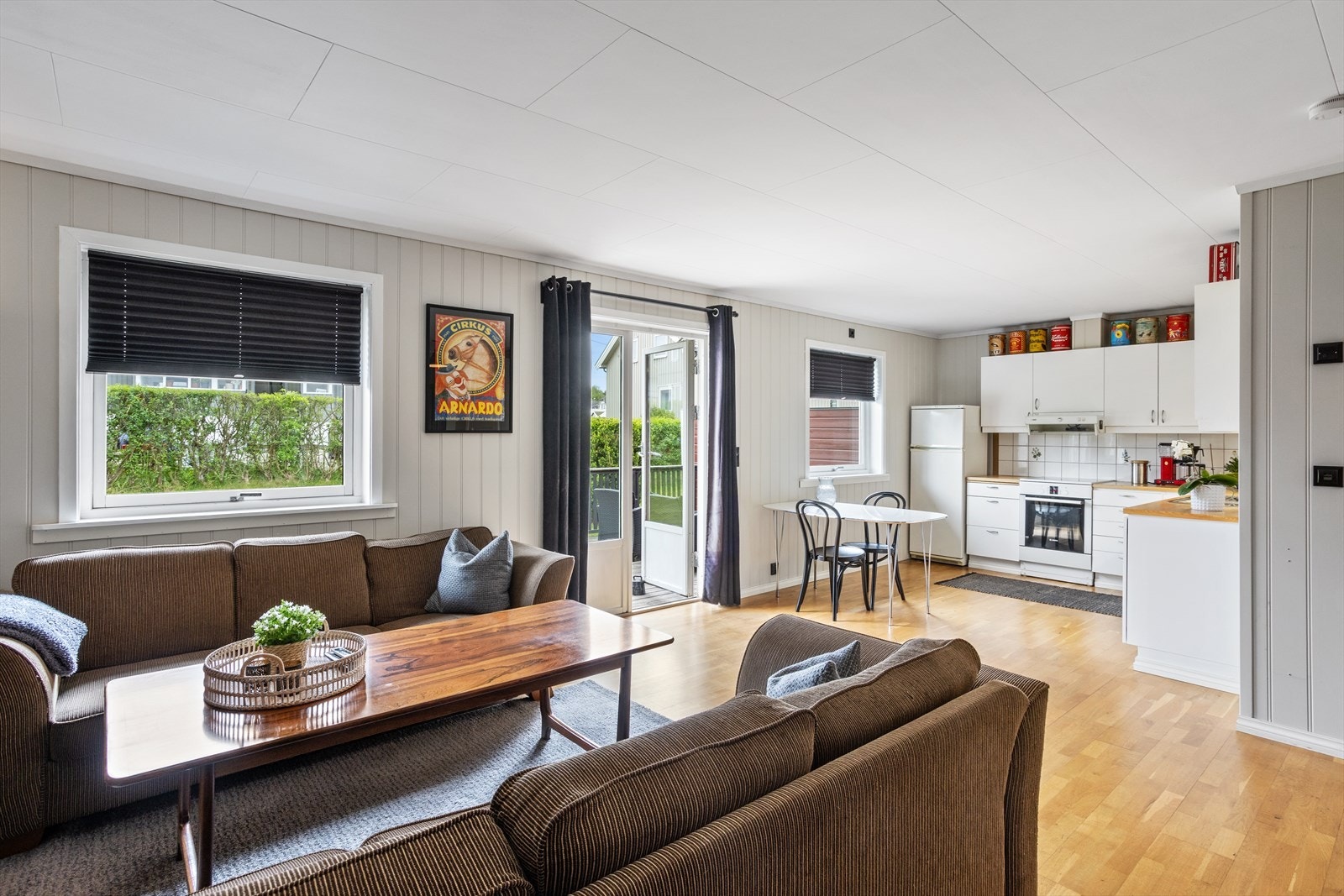 Vertikaltdelt bolig med gjennomgående planløsning, frie yttervegger mot tre sider og alt på ett-plan. Galleribilde