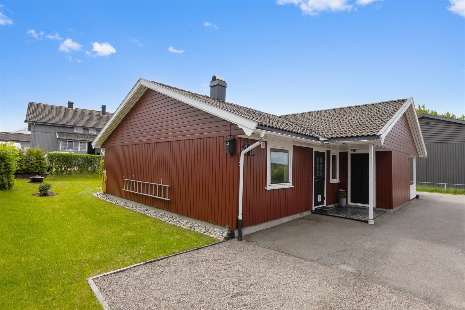 På fremsiden er det parkeringsplasser og overbygg ved inngangspartiet. Galleribilde
