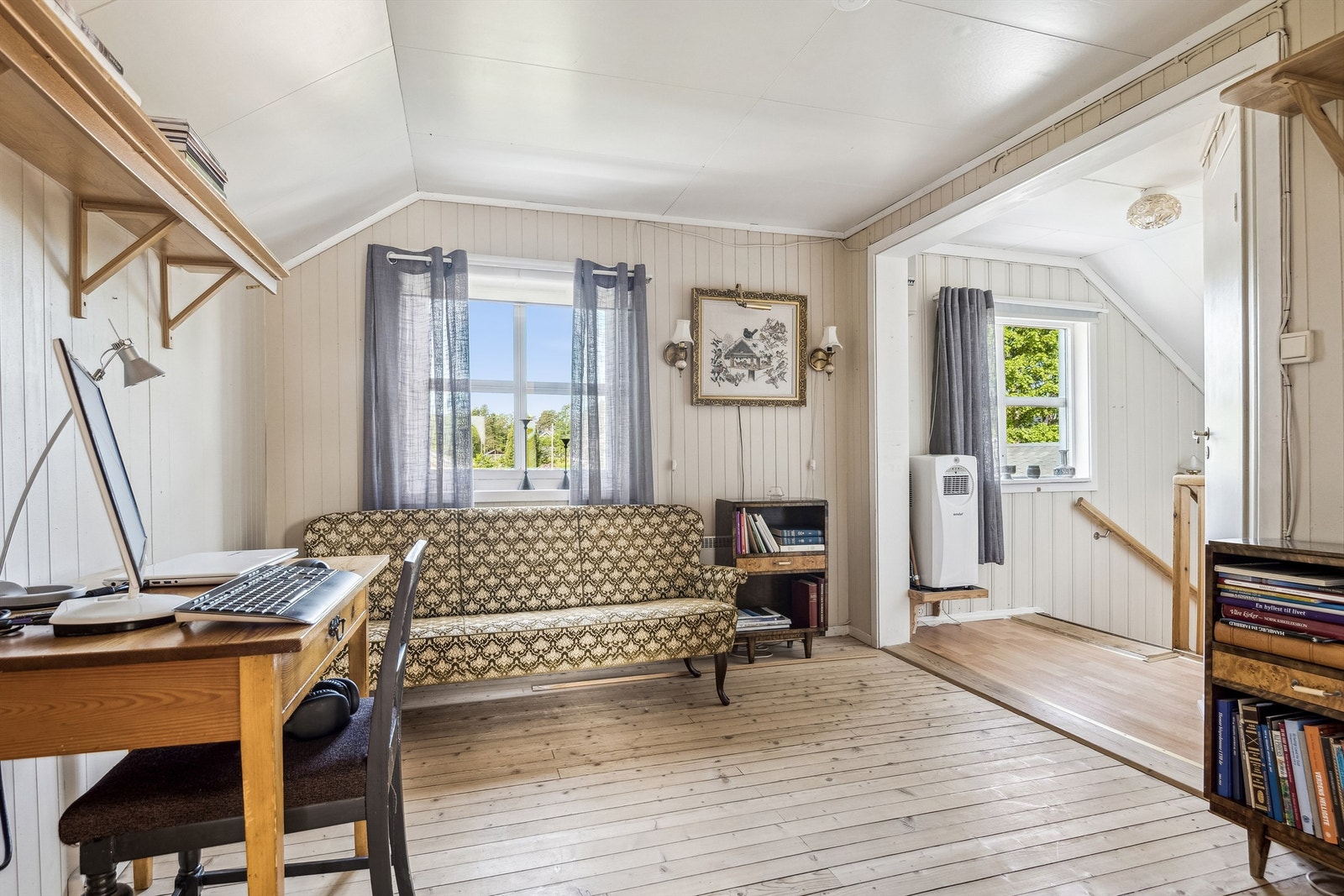 Sjarmerende loftsstue, med furugulv og eldre panel på vegger. Galleribilde