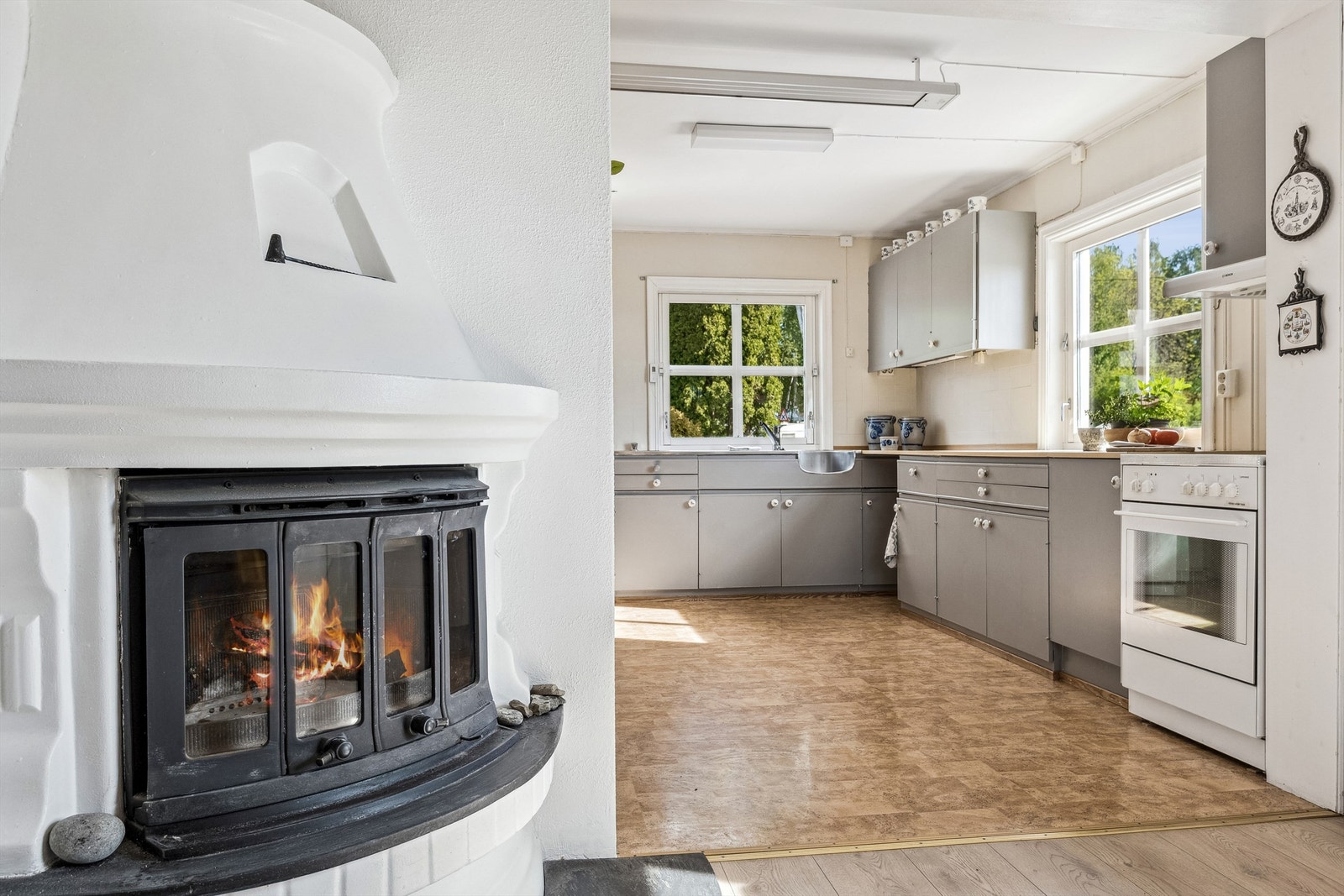 Kjøkkenet er delvis åpent mot stua, og har en innredning med glatte fronter. Galleribilde