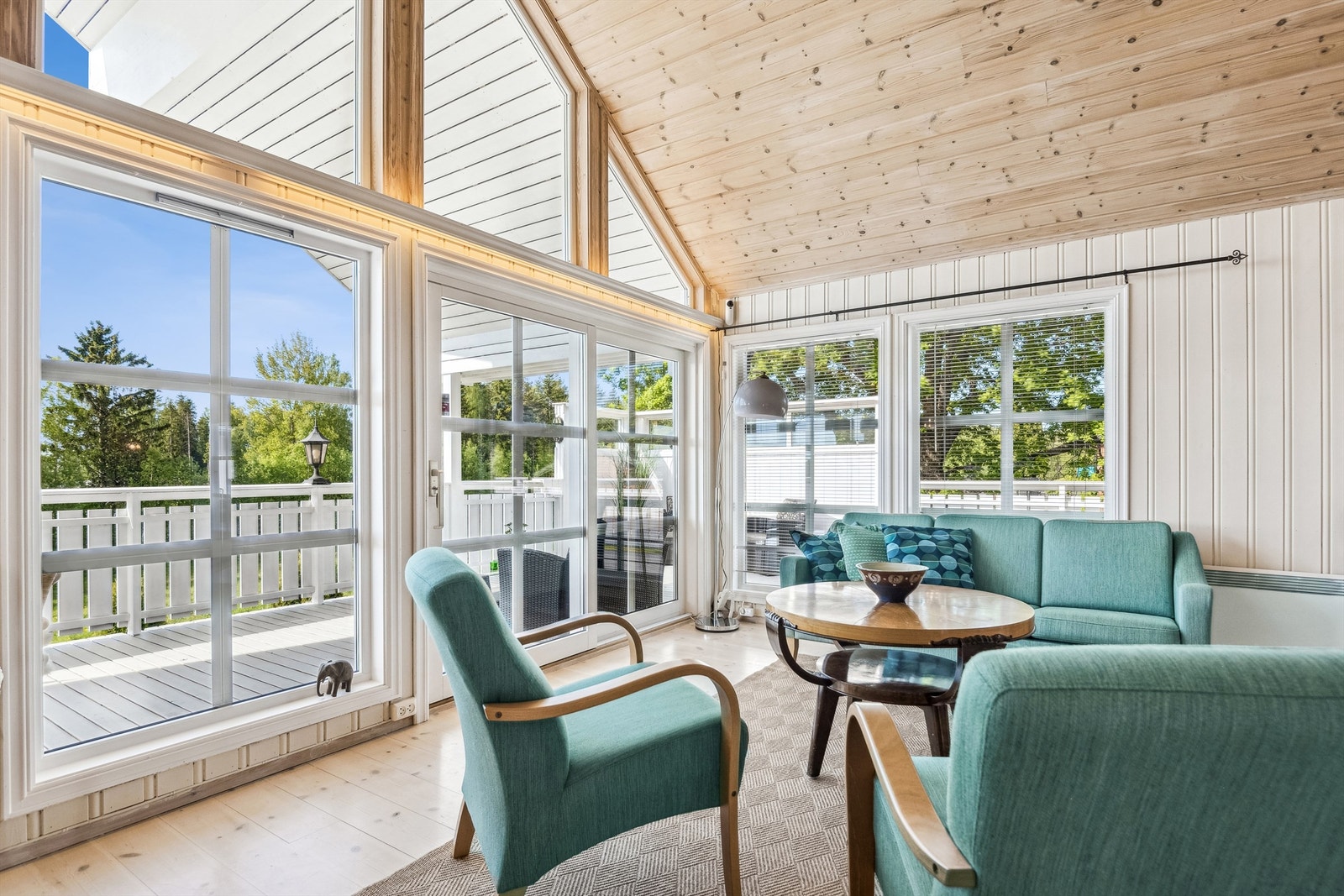 Her kan man åpne opp mot terrassen på de ekstra fine sommerdagene! Galleribilde