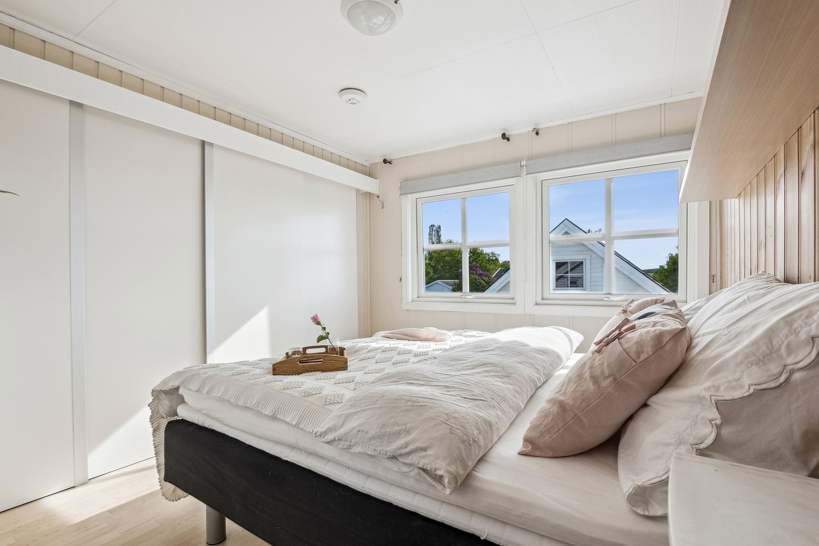 Skyvedørsgarderobe langs hele ene veggen. Galleribilde