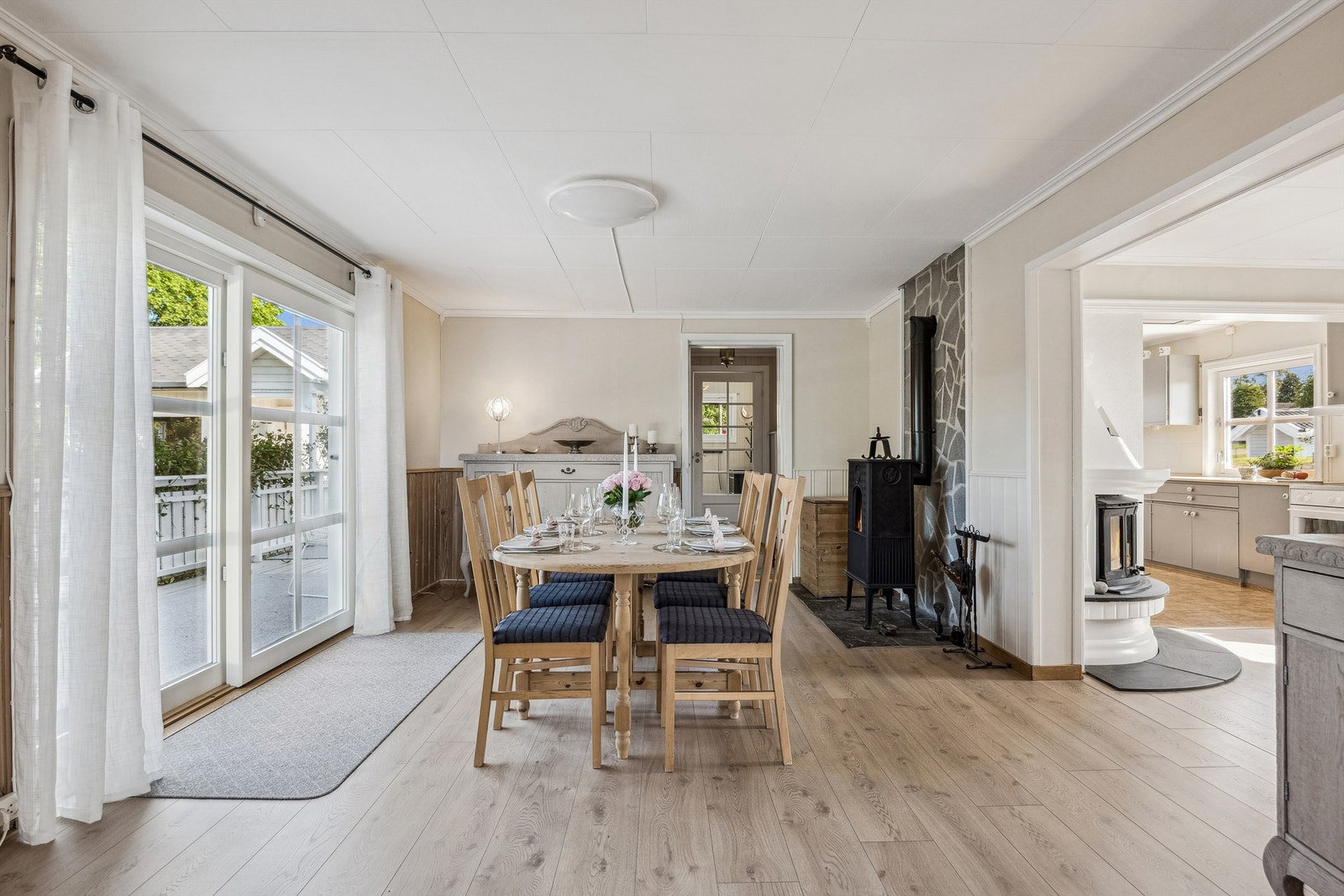 Spisestuedel, med skyvedør ut til terrassen. Vindfang og hovedinngang rett fram. Galleribilde