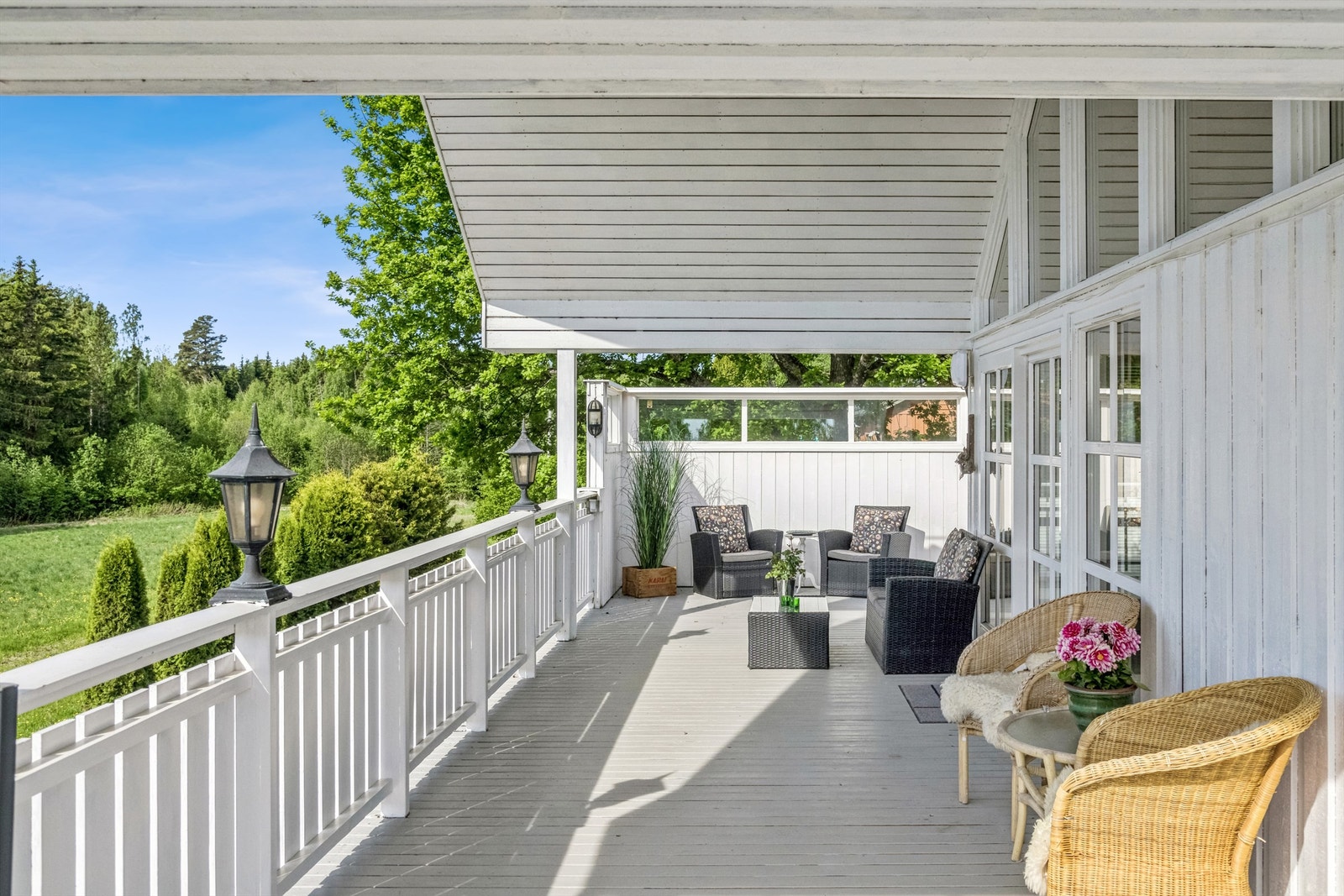 Utgang til denne lune terrassedelen, med rikelig plass til innredning etter eget ønske. Galleribilde