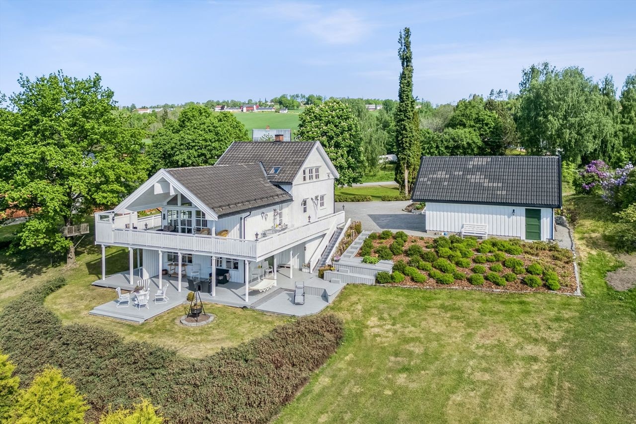 Velkommen til Kisevegen 671, en innholdsrik boligeiendom med flott hageanlegg! Galleribilde