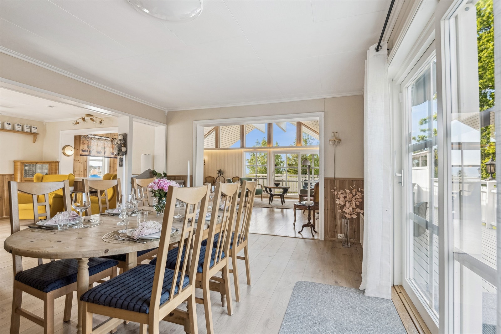 Stuetilbygget, med sine store vindusflater, gir ekstra lys til hele oppholdsarealet på hovedplan. Galleribilde