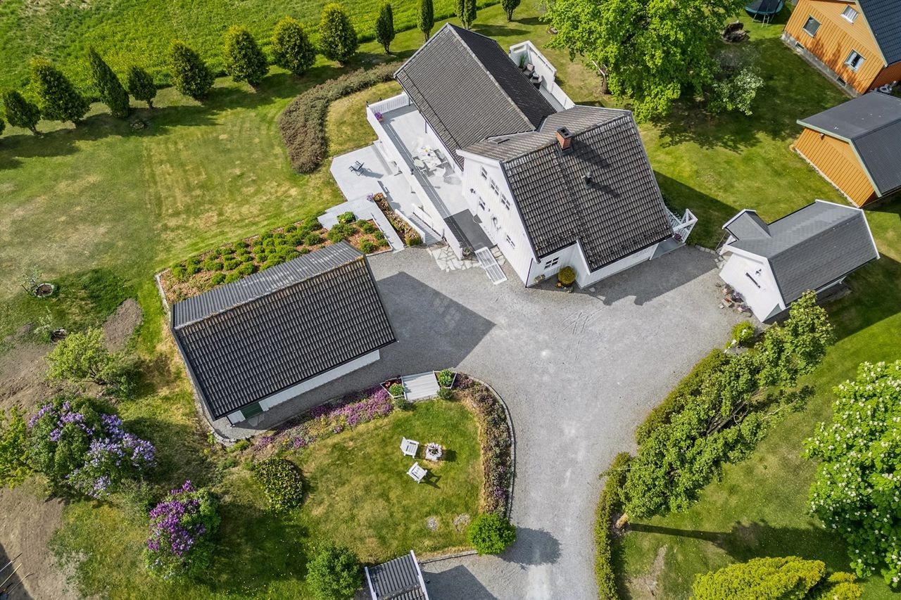 Vakkert hageanlegg på den over 2 mål store tomta. Galleribilde