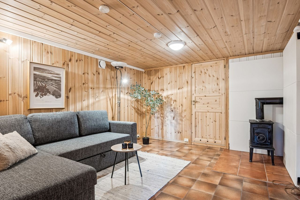 Det er også vedovn i kjellerstua. Takhøyde på 1,90 m. Galleribilde