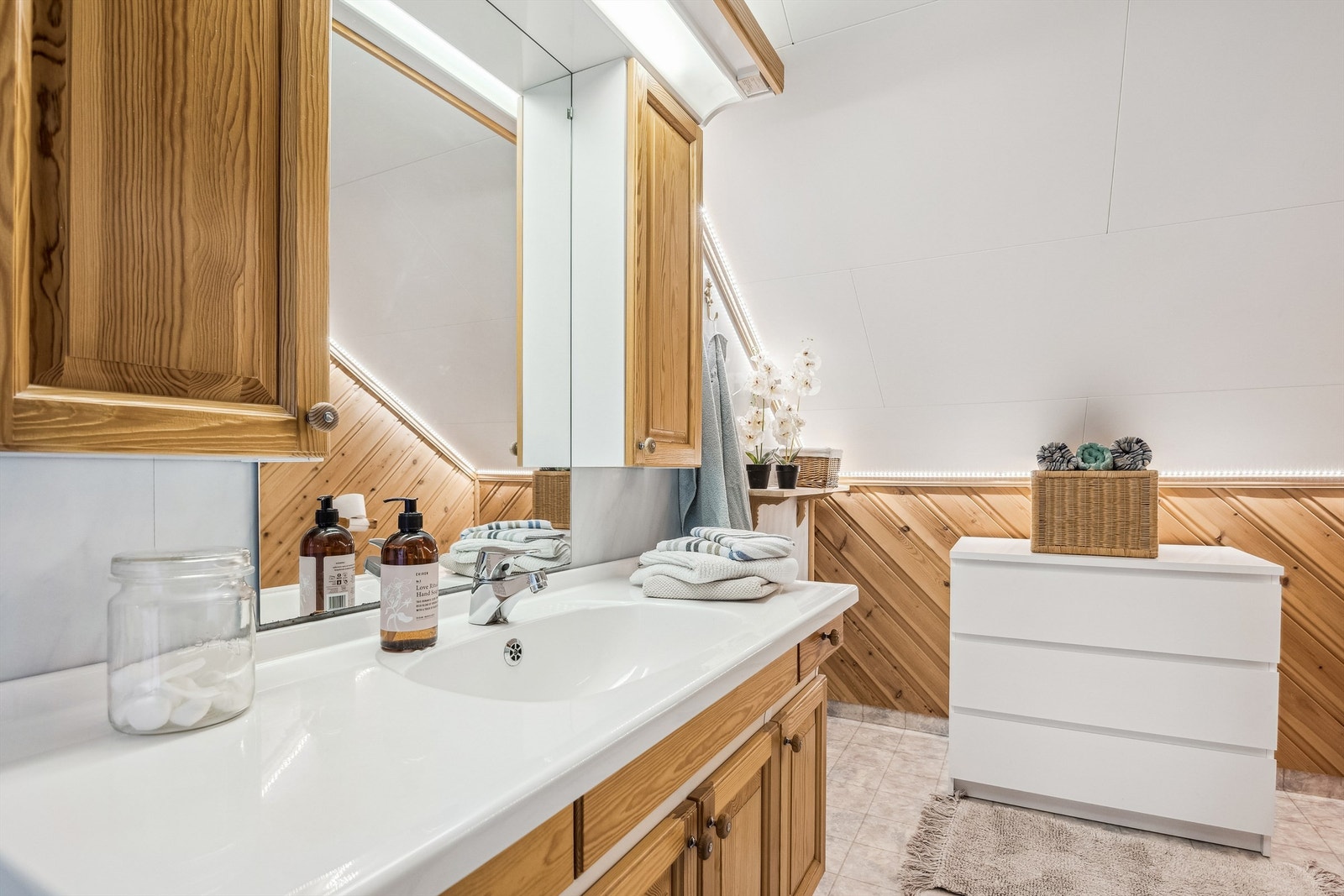 Bad på loftsplan har fått TG3 pga alder, og må oppgraderes for å tåle normal brk i hht dagens krav. Galleribilde