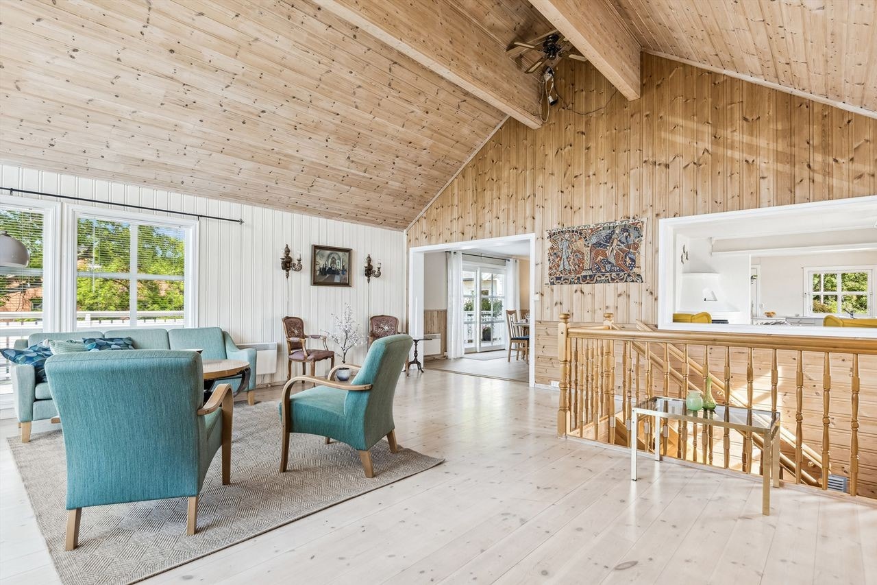 Tilbygget stue har åpen himling, og den gode takhøyden gir rommet et lyst og luftig uttrykk. Galleribilde