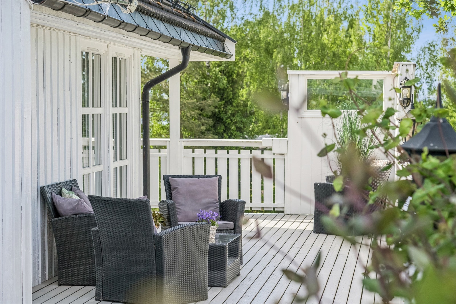 Terrassearealer på 3 sider av boligen, og på 2 plan, så man kan flytte seg med sol og skygge som man føler for gjennom dagen. Galleribilde