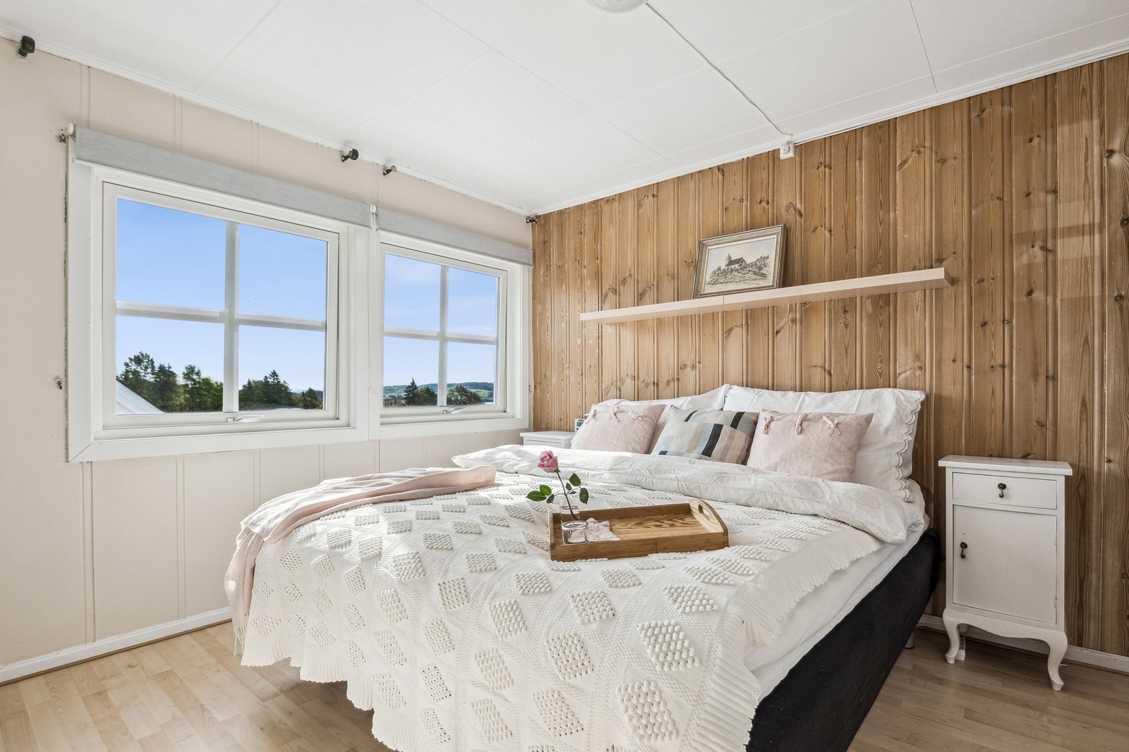 Pent innredet og romslig soverom i loftetasjen. Galleribilde