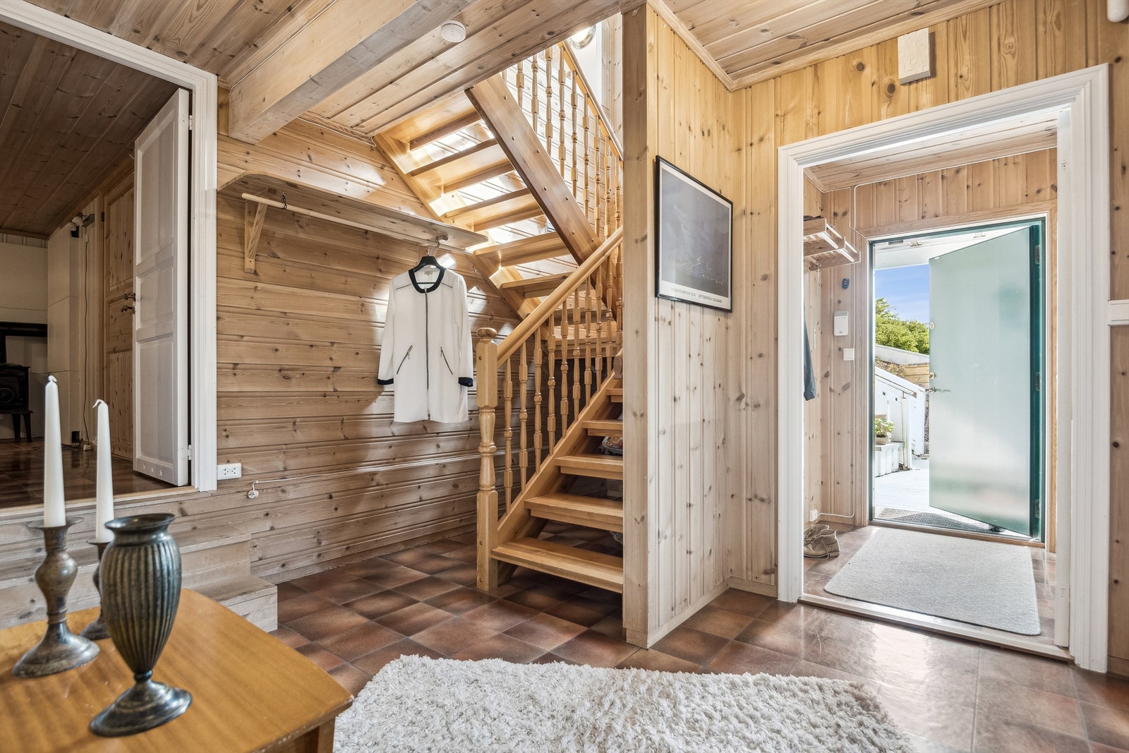 Vindfang og hall i sokkel i tilbygget del. Galleribilde