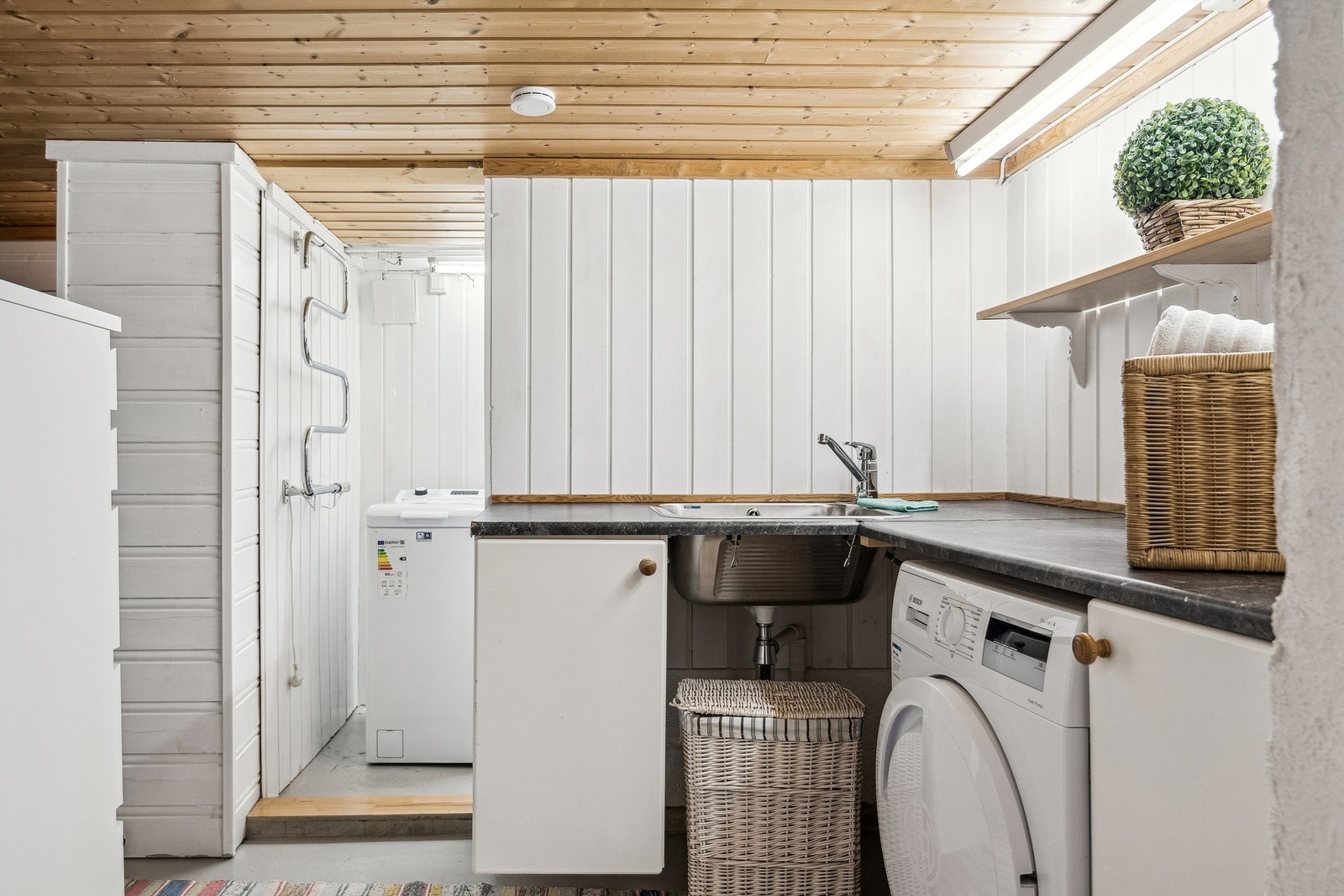 Praktisk vaskerom i kjeller, med lav takhøyde. Galleribilde