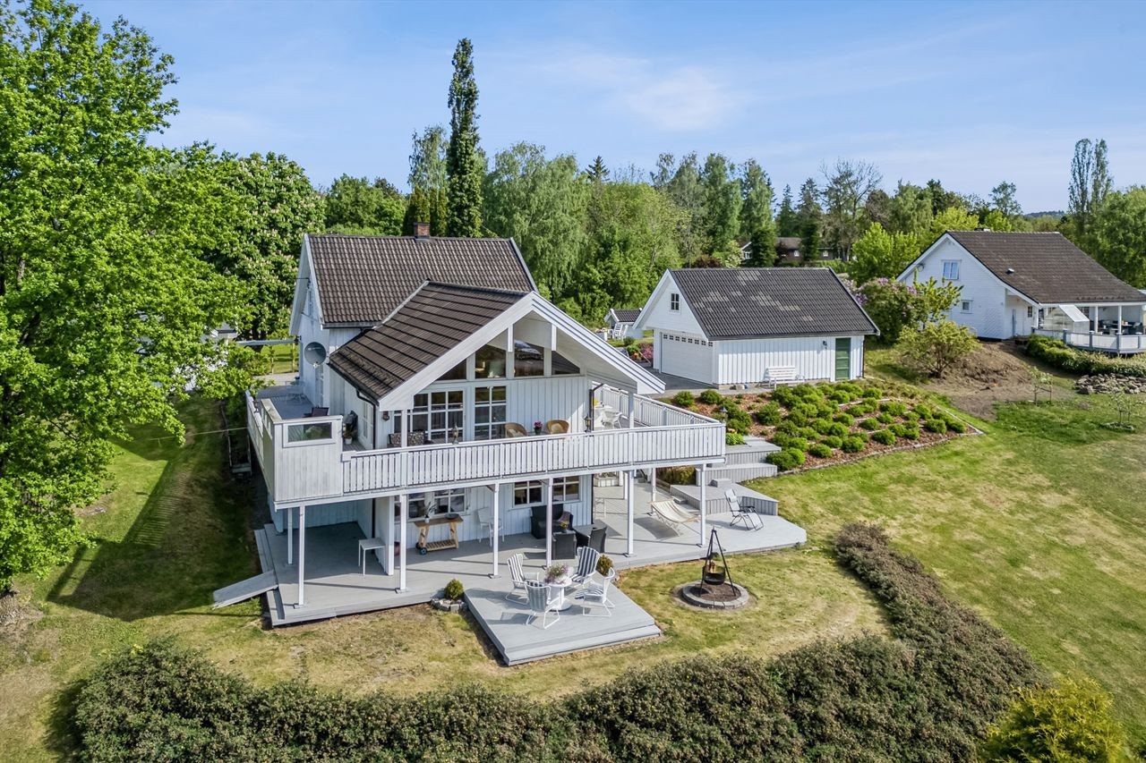 Eiendommen ble tilbygget i 1999, og har terrasser på begge plan på tilsammen 193 m2. Galleribilde