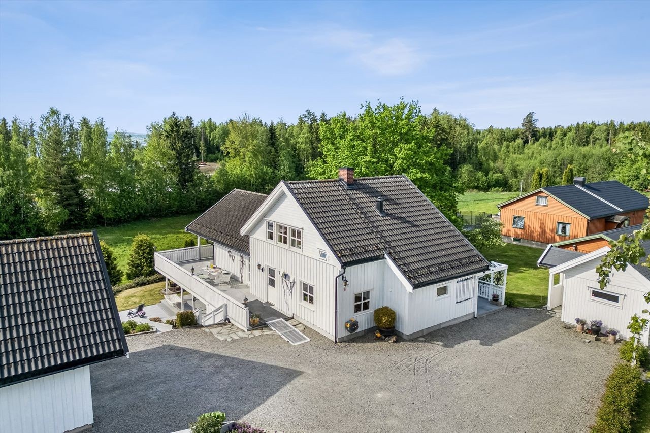 Velholdt boligeiendom, der opprinnelig bolig er fra 50-tallet, med med tilbygg fra 1999. Galleribilde