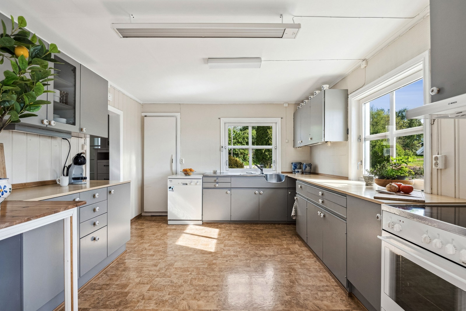 Kjøkken har en eldre innredning i dag, men dette er et rom med stort potensial! Galleribilde