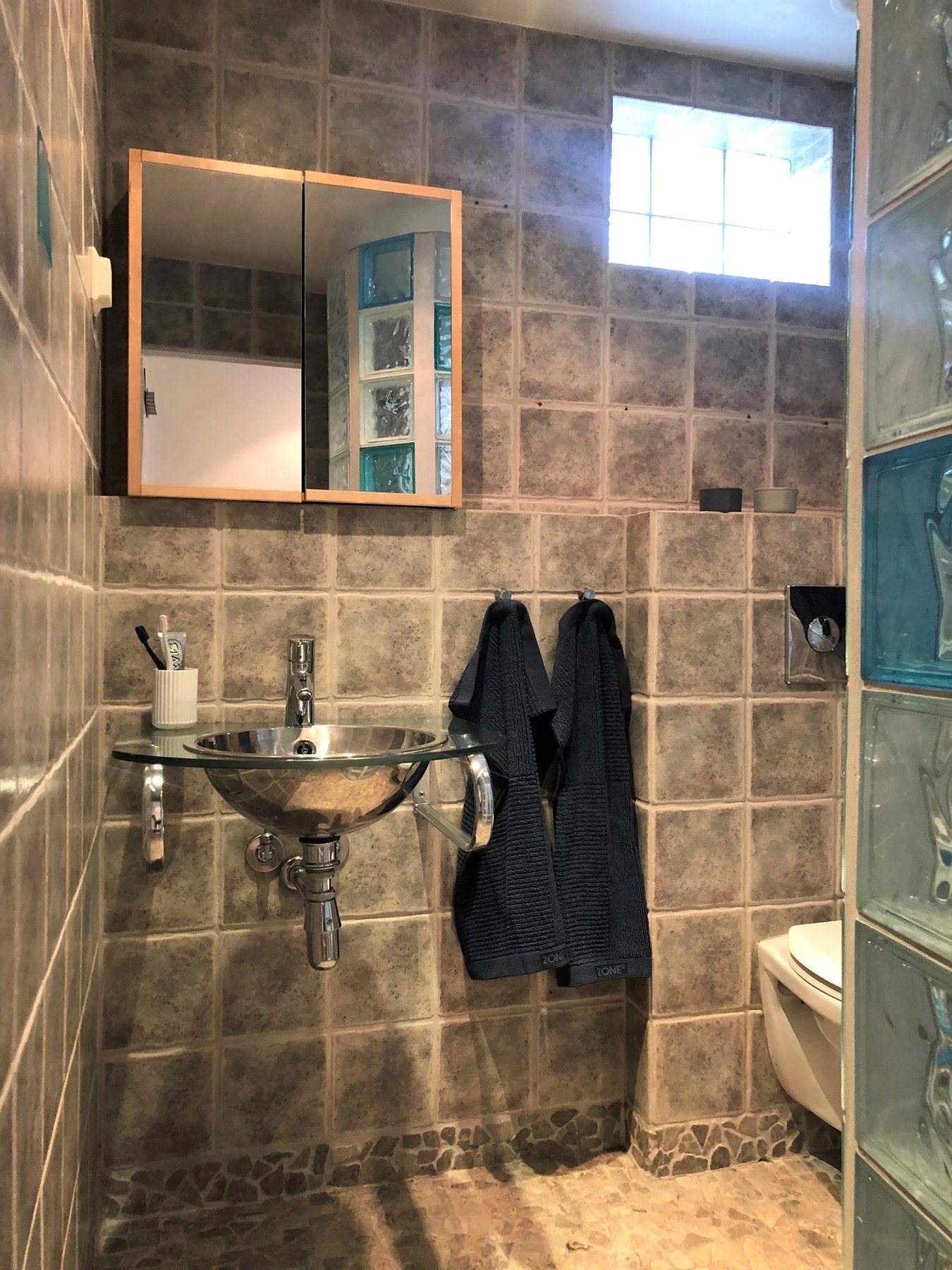 Baderommet er flislagt med dusjhjørne. Galleribilde