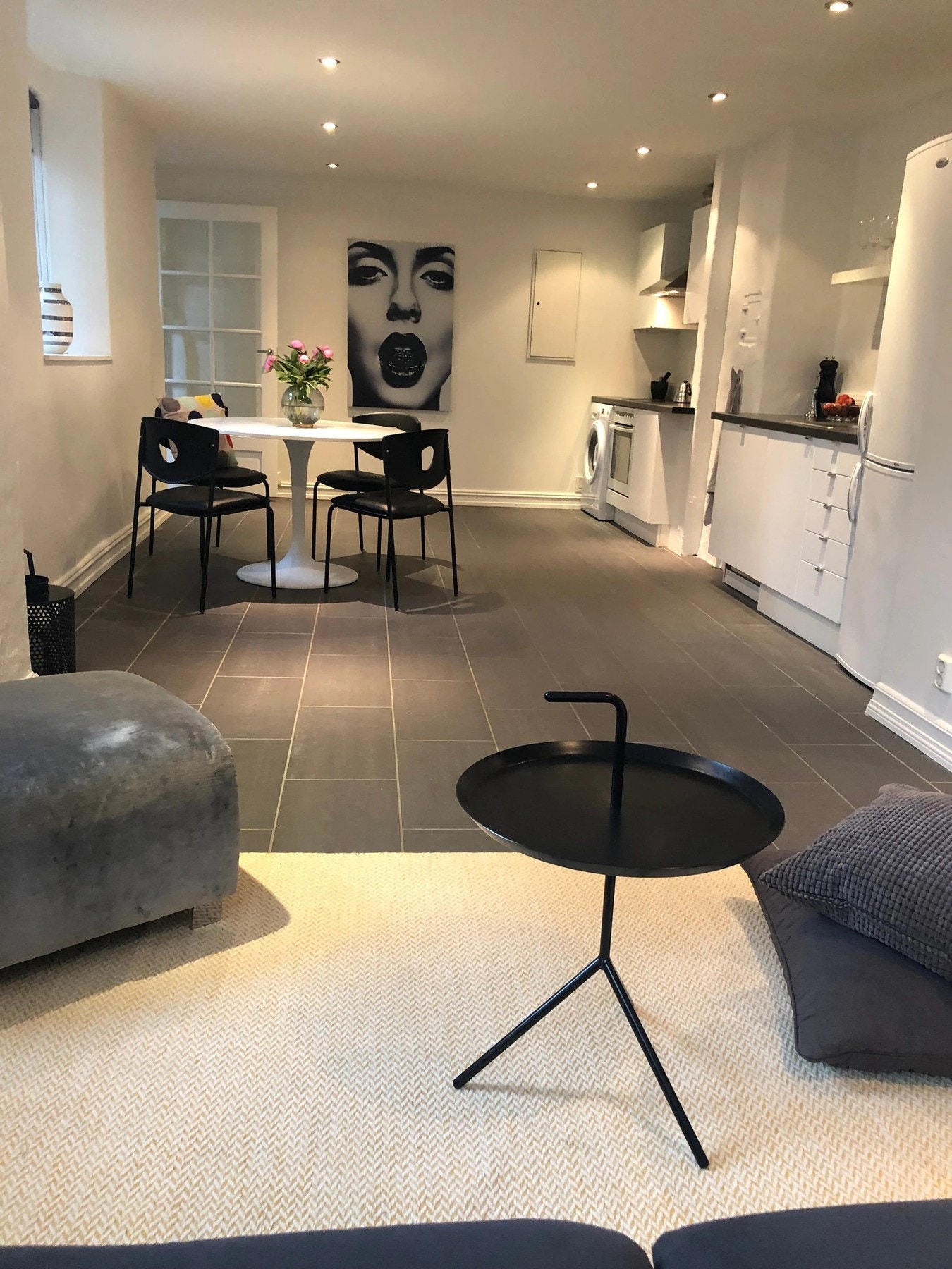 Rom benyttet som stue i separat inngang. Galleribilde