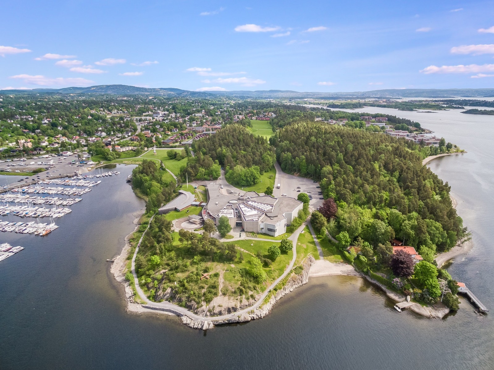 Henie Onstad Kunstsenter med fine turmulligheter. Galleribilde