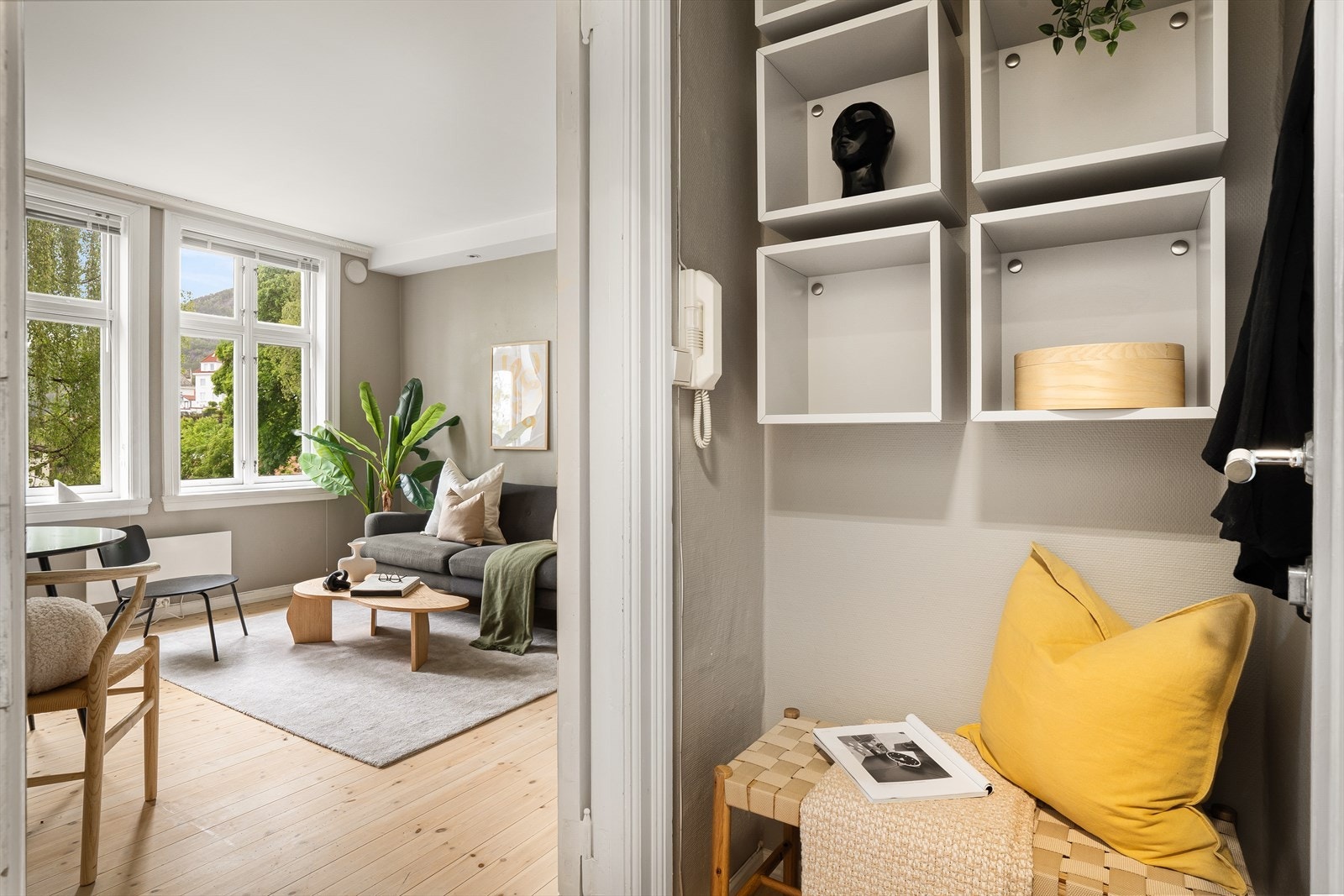 Entré med plass til oppheng av yttertøy Galleribilde