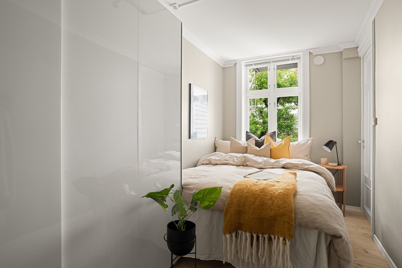 Soverom av god størrelse med romslig garderobeløsning Galleribilde