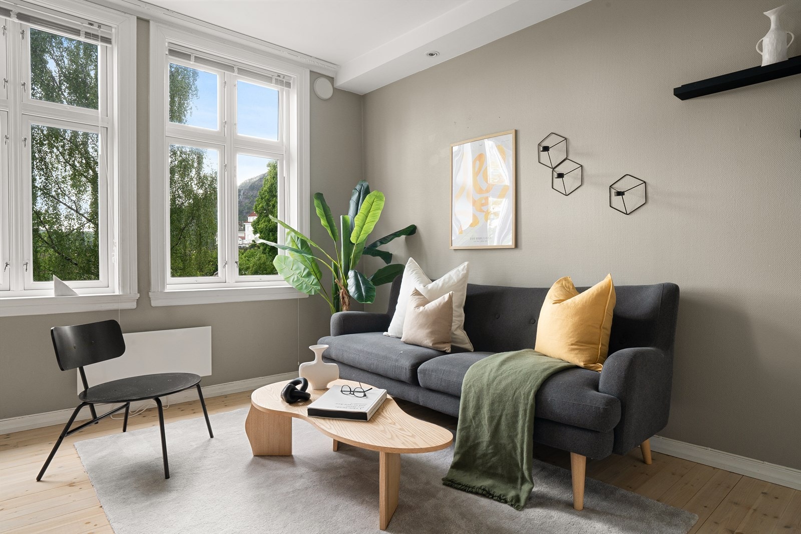 Stuen er innredet med sofagruppe og spisebord Galleribilde