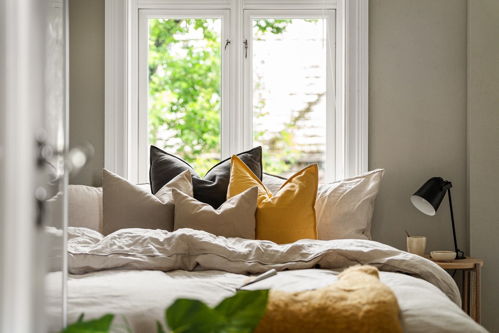 Soverommet vender inn mot rolig bakgård Galleribilde