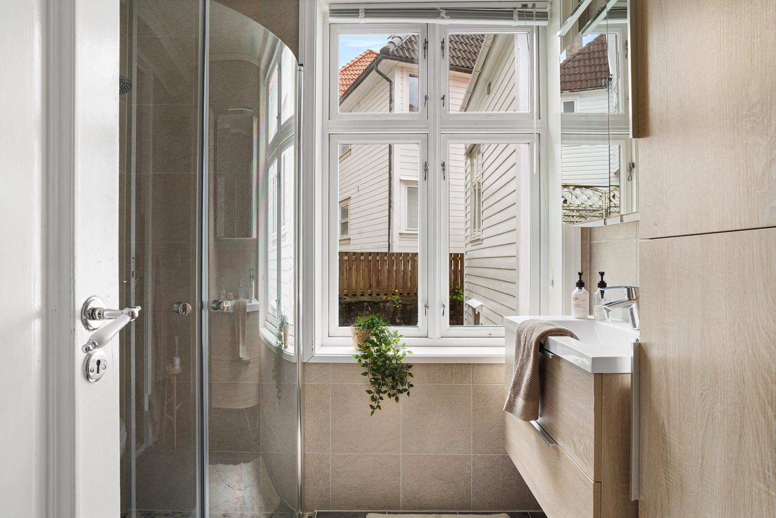 Lekkert bad med flis på gulv og vegg. Varme i gulv Galleribilde