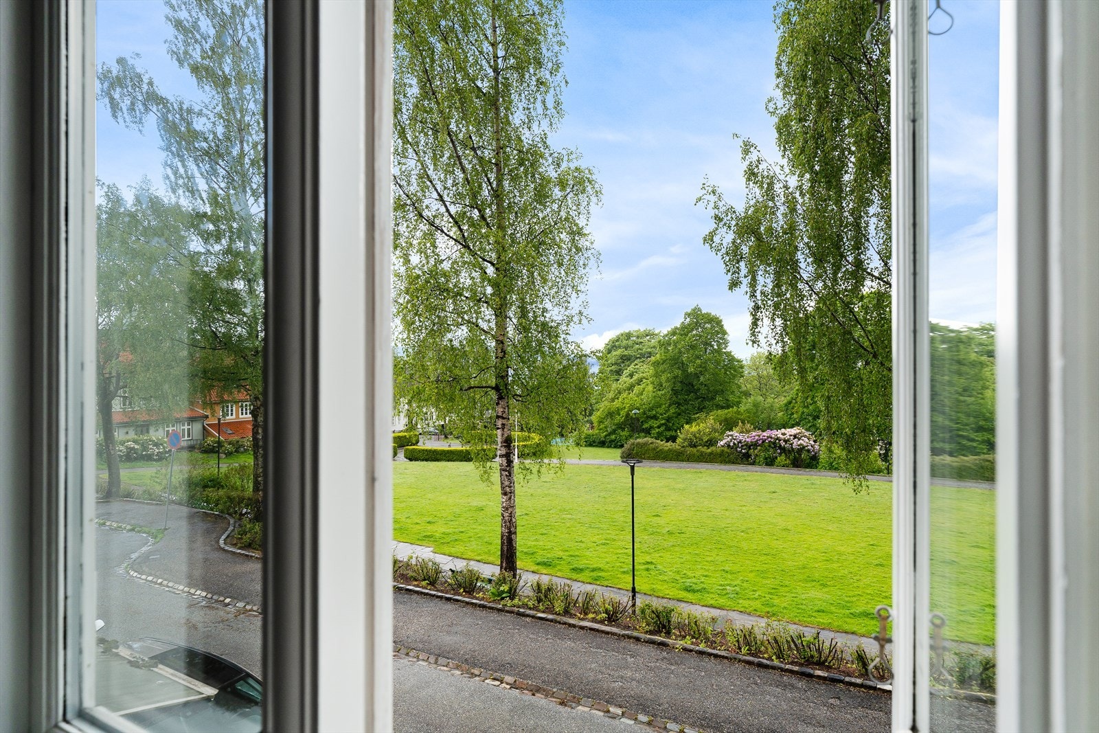 Fri og fin utsikt med flott kveldssol. Her kan du ta med piknik teppet over veien å legge deg til rette Galleribilde