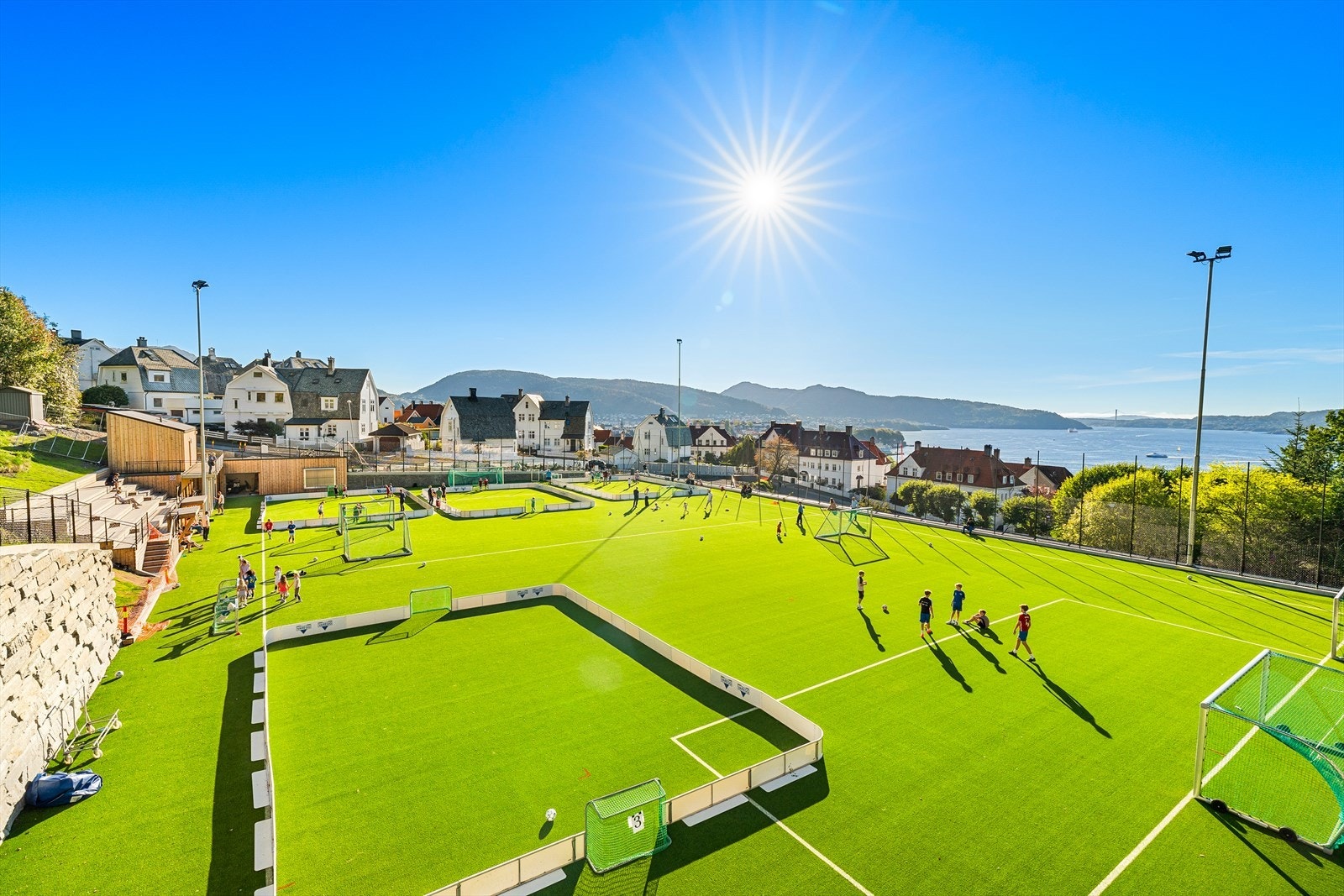 Mulebanen er nylig renovert med idrettshall og treningssenter under. Galleribilde