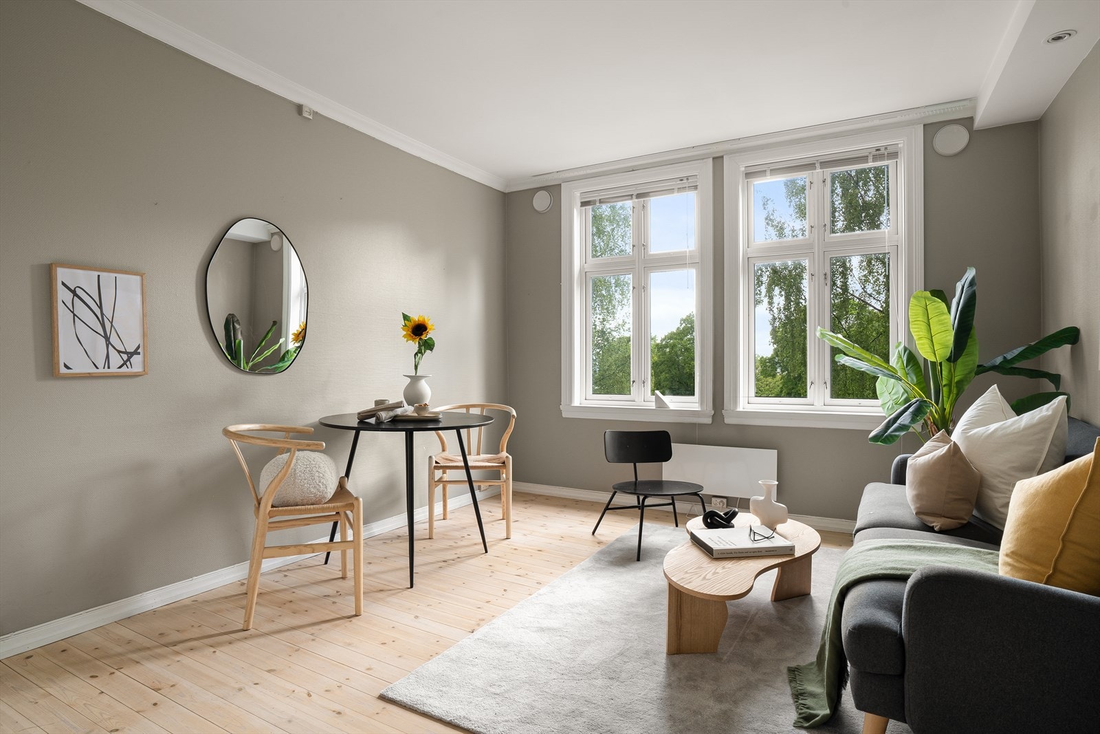 Lekker leilighet med slette vegger og heltre gulv Galleribilde