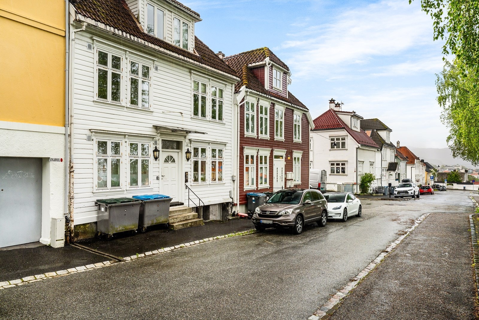 Leiligheten ligger fint til i en rolig gate i Sandviken Galleribilde