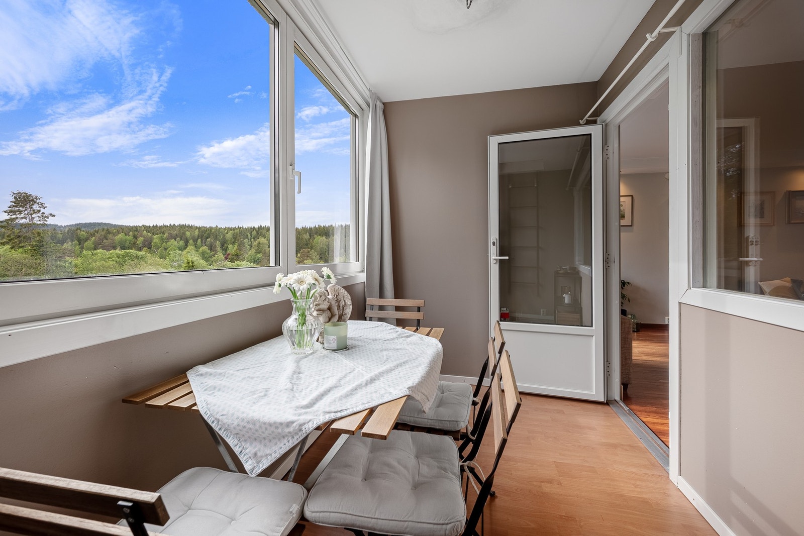 Boligen har en herlig innglasset vestvendt balkong med ettermiddagssol. Galleribilde