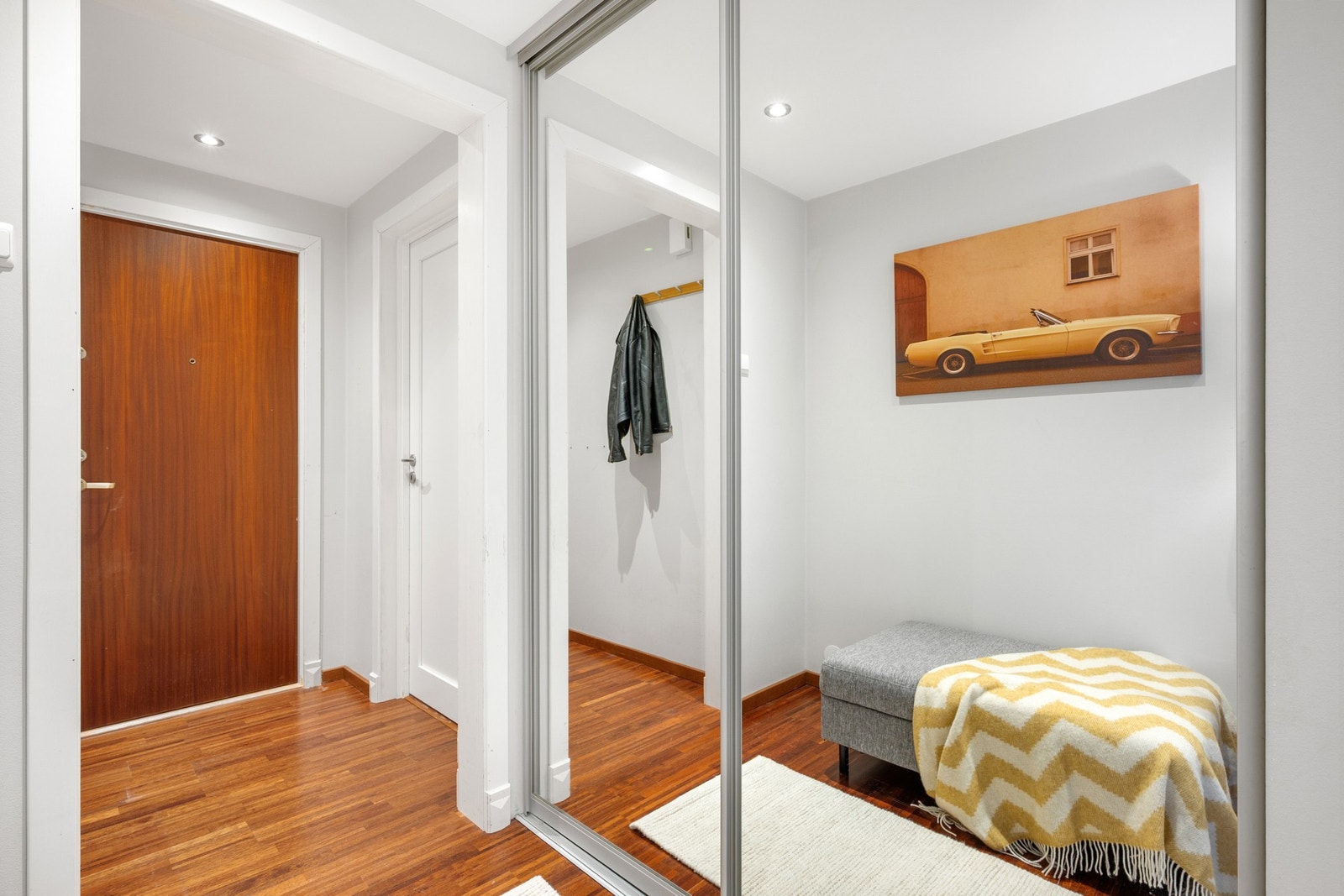 I gangen er det god plass til yttertøy og sko i montert skyvedørsgarderobe. Galleribilde