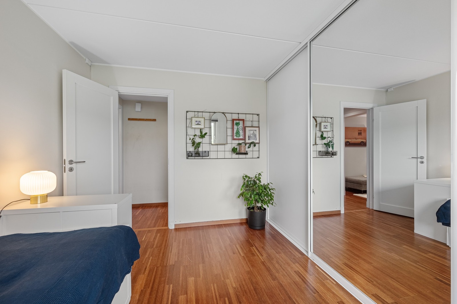 Soverom 3 - lyst soverom med plass til både seng, skrivebord eller oppbevaring. Galleribilde