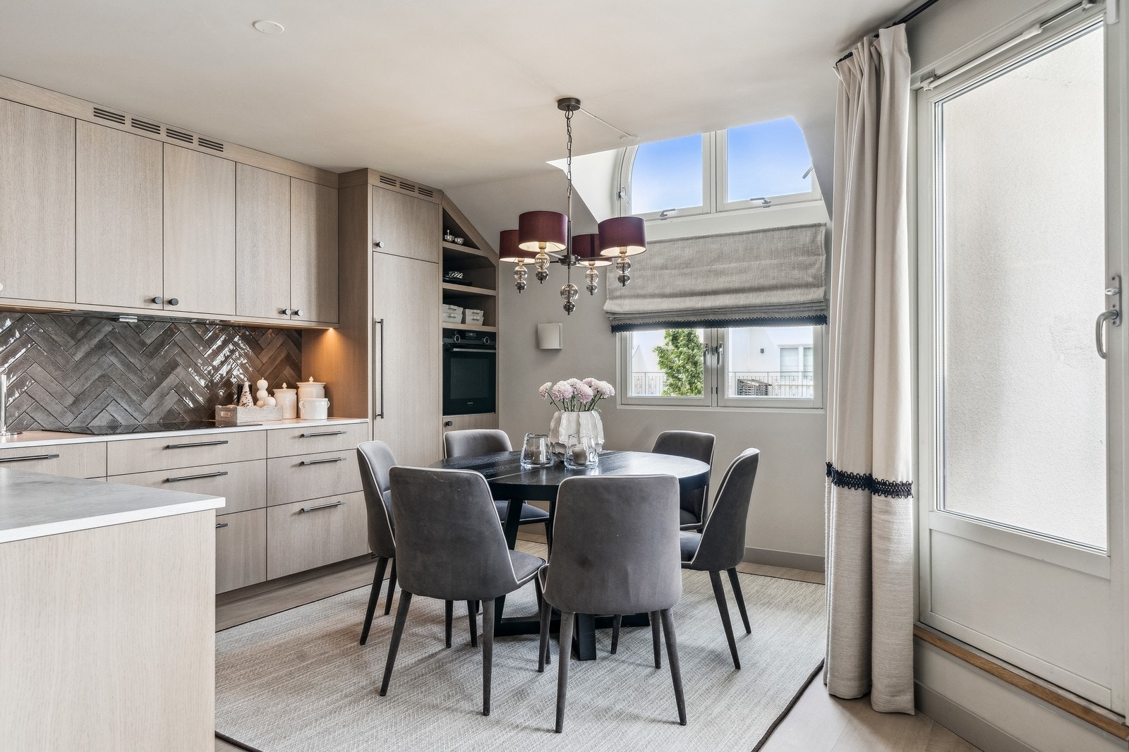 Kjøkken med plass til spisegruppe Galleribilde