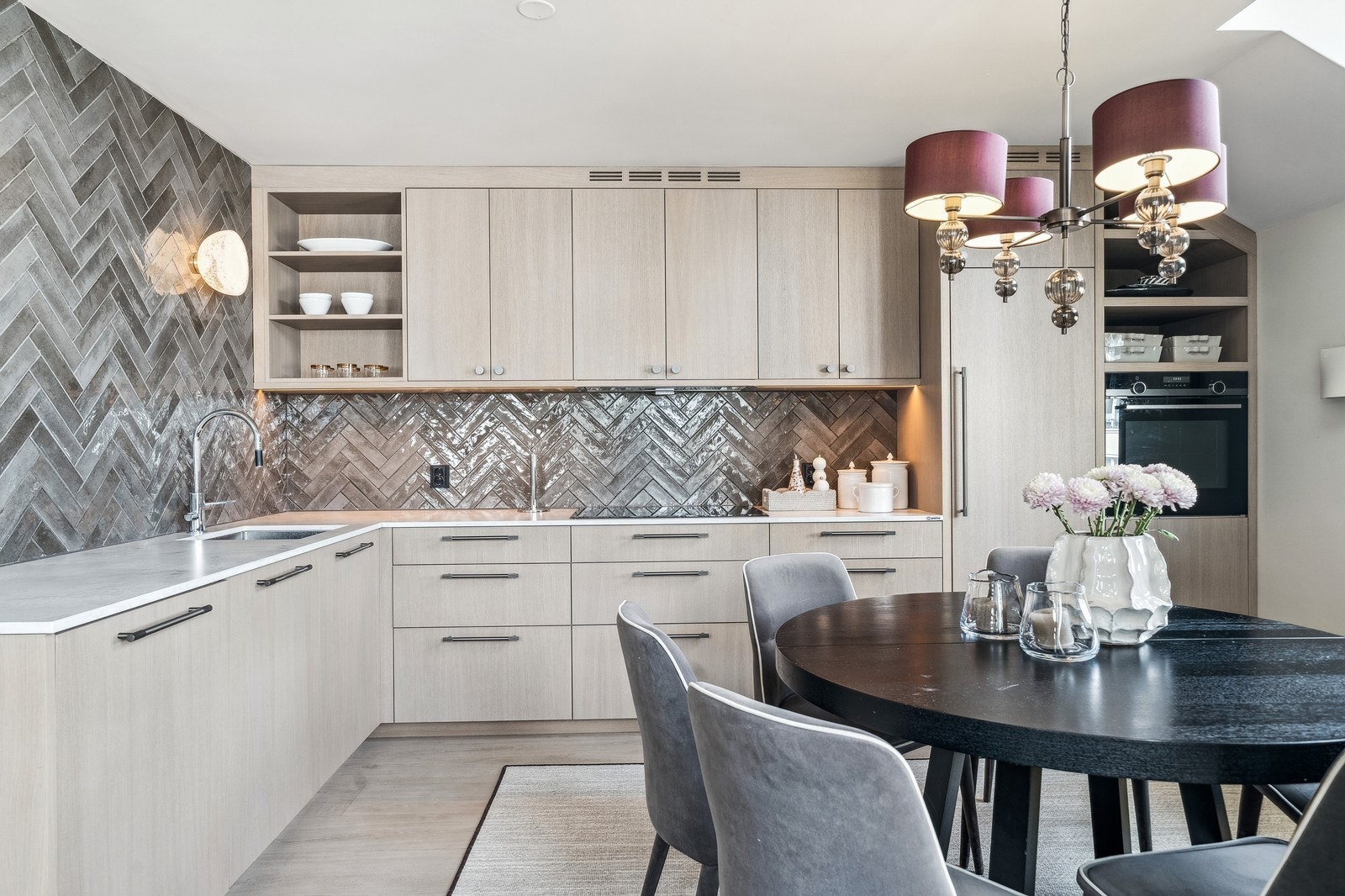 Lekkert kjøkken med integrerte hvitevarer Galleribilde