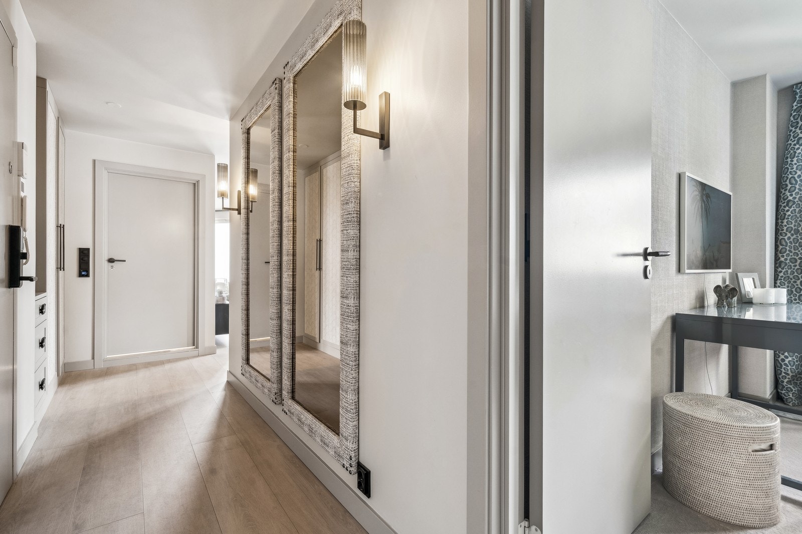 Entre med nøkkelfri adkomst og innebygd garderobeløsning Galleribilde