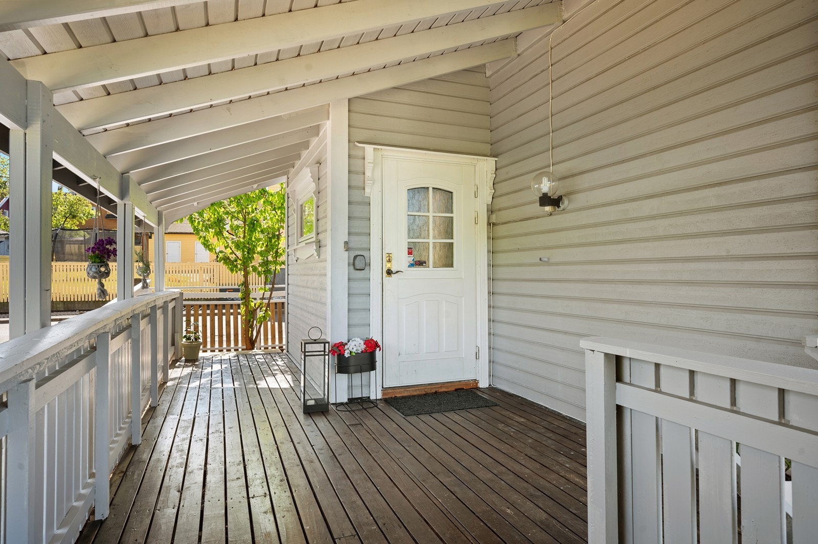 Privat inngangsparti som er overbygget. Galleribilde