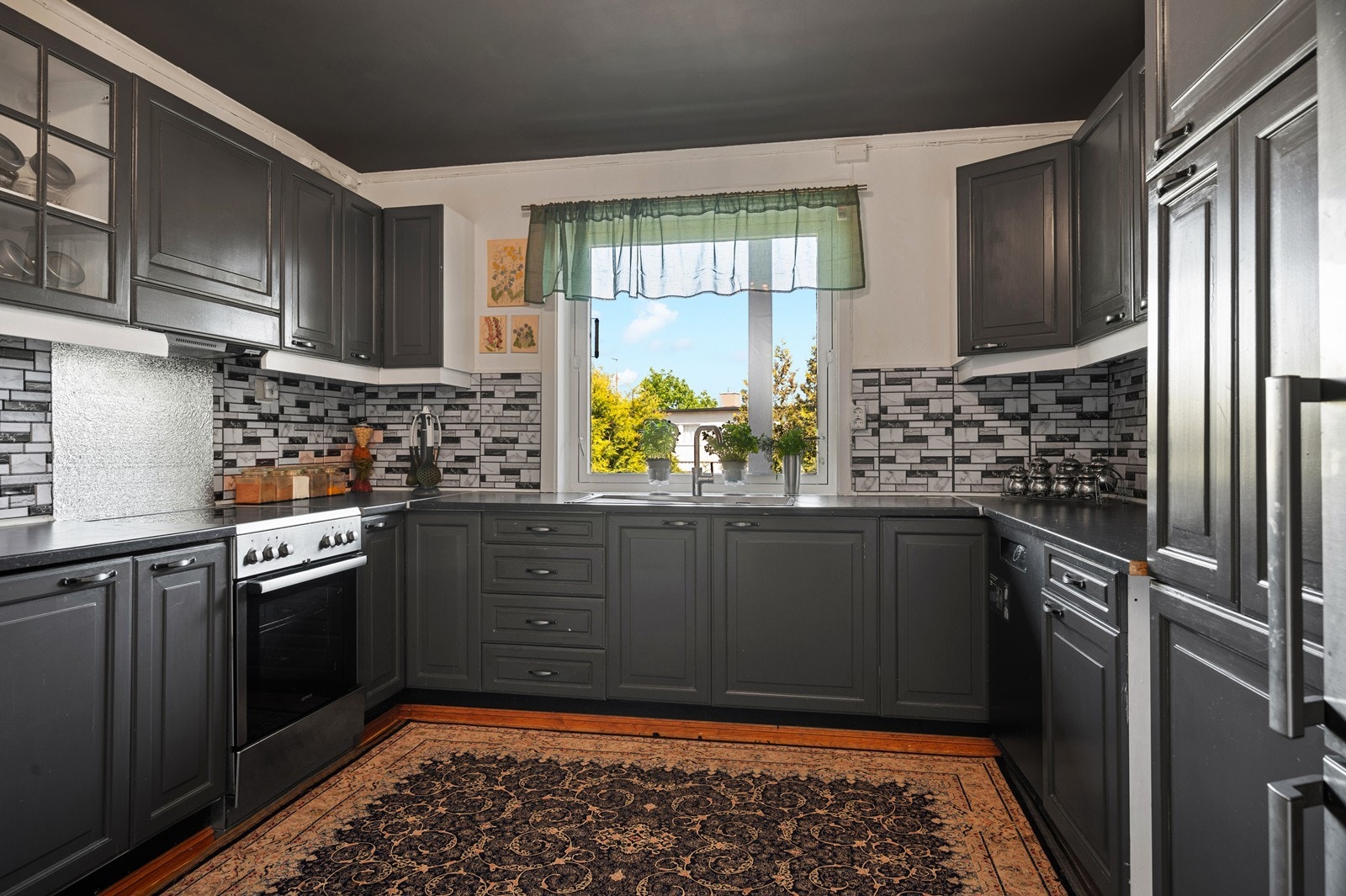 Romslig kjøkken som legger adskilt fra stuen. Her er det godt med skap- og benkeplass. Galleribilde