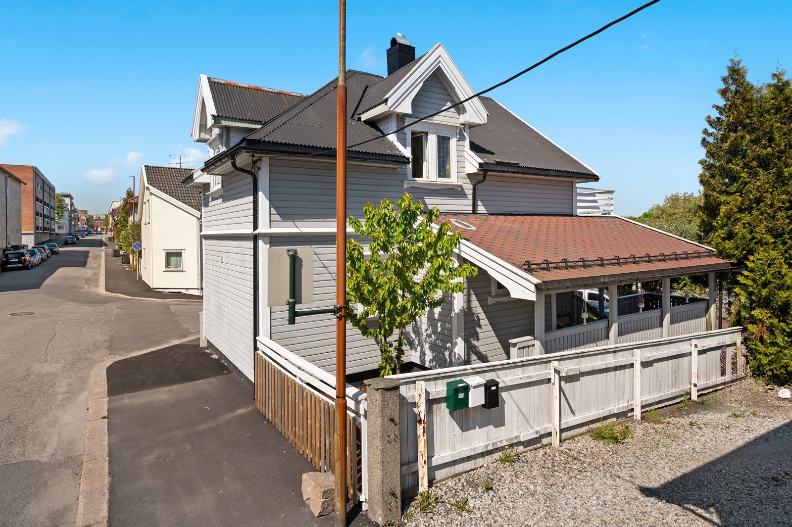 Boligen har terrasse og innebygget balkong. Nåværende eier har montert gjerde rundt boligen. Galleribilde